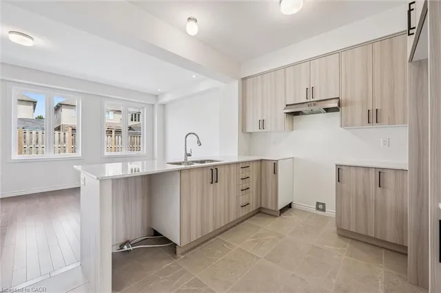 362 Robert Woolner St, Ayr 4