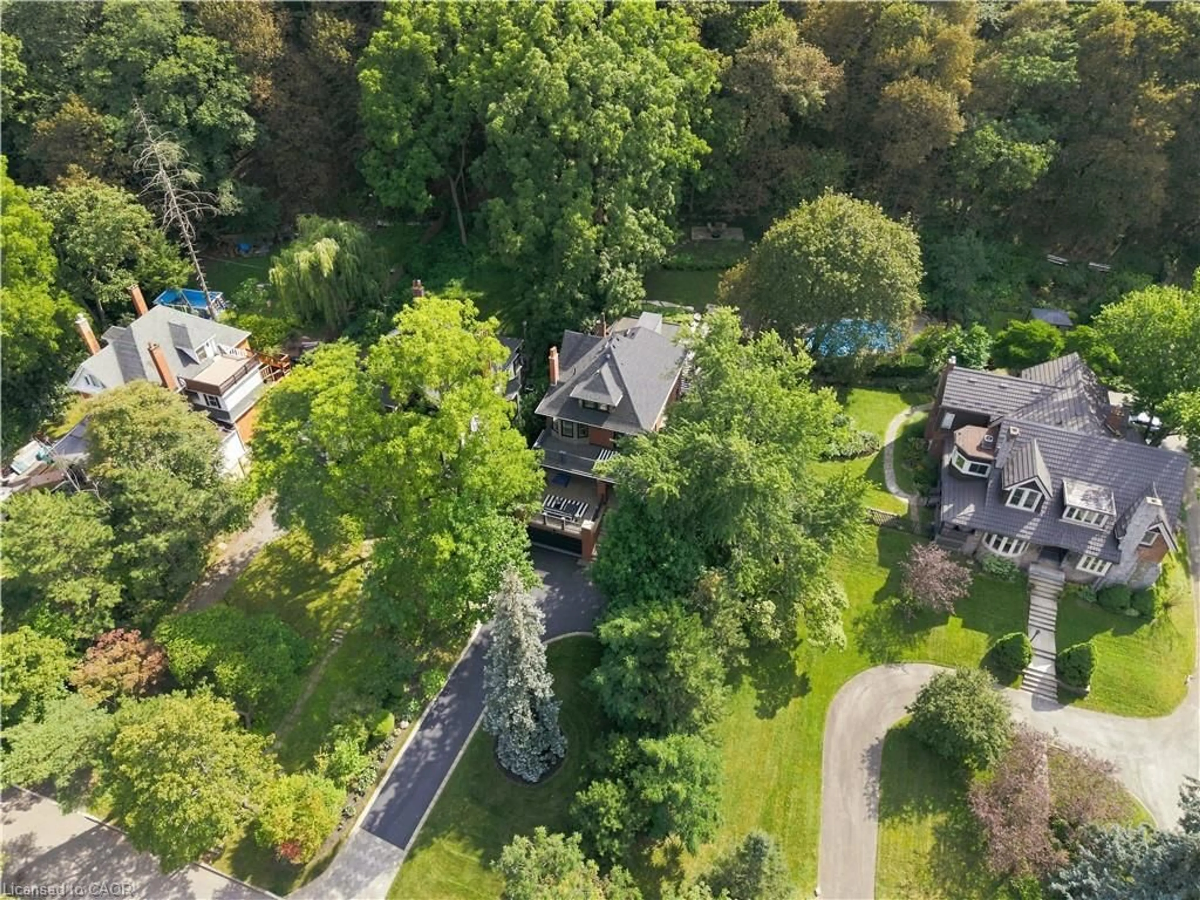 A pic from outside/outdoor area/front of a property/back of a property/a pic from drone, street for 2 Freeman Pl, Hamilton Ontario L8N 2G5