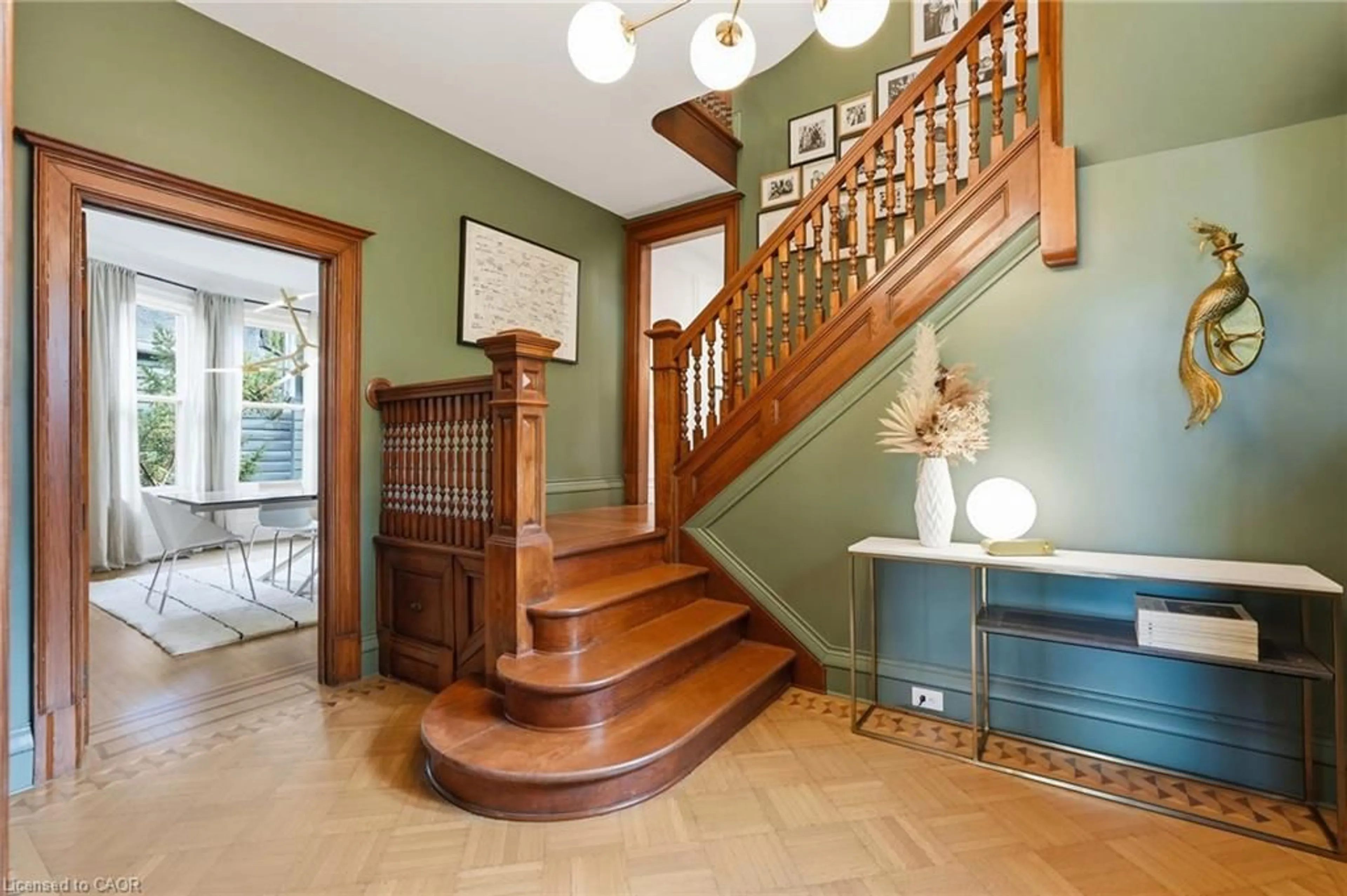 Indoor foyer for 2 Freeman Pl, Hamilton Ontario L8N 2G5
