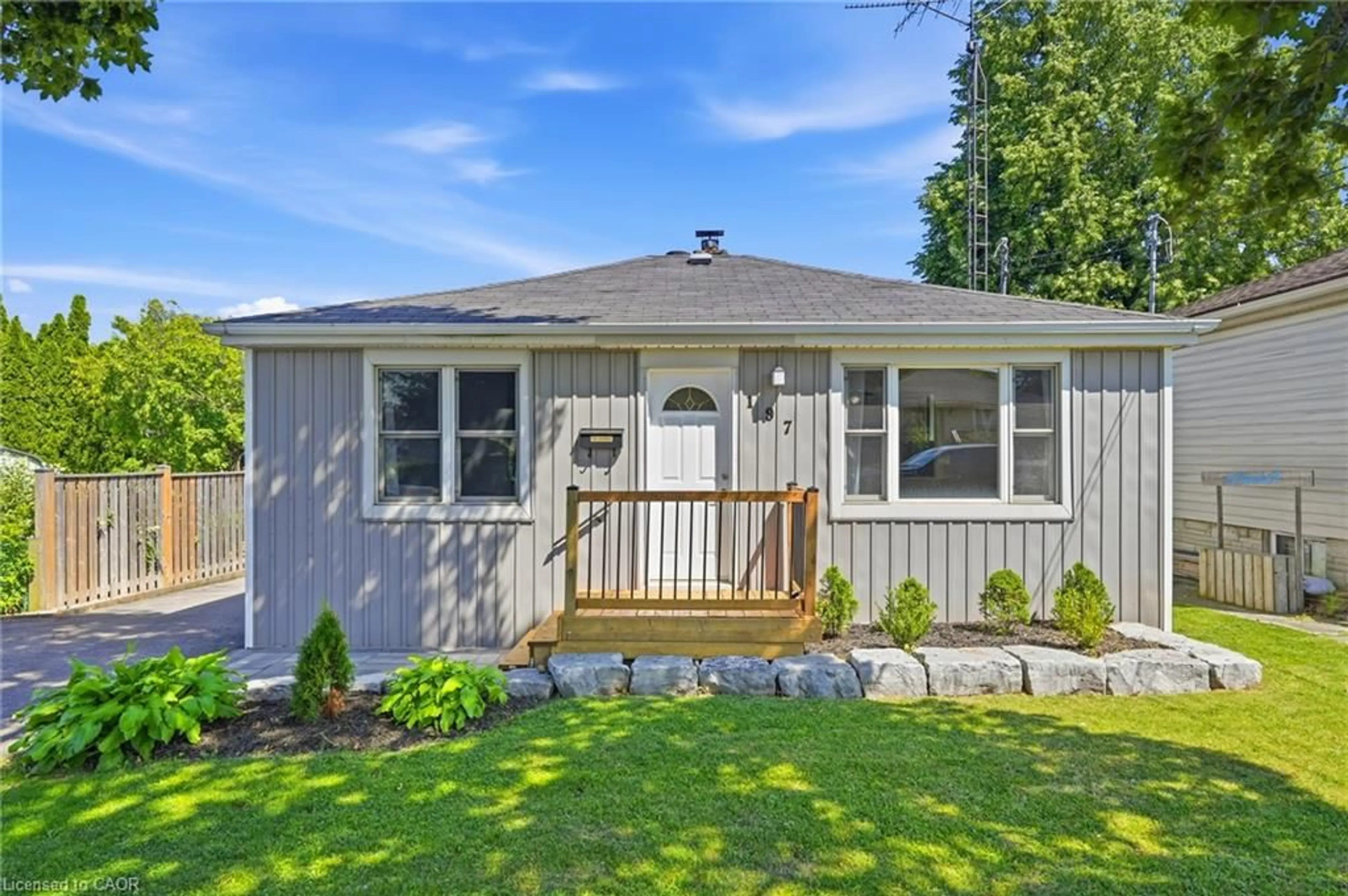 Home with vinyl exterior material, street for 197 East 44th St, Hamilton Ontario L8T 3Y5