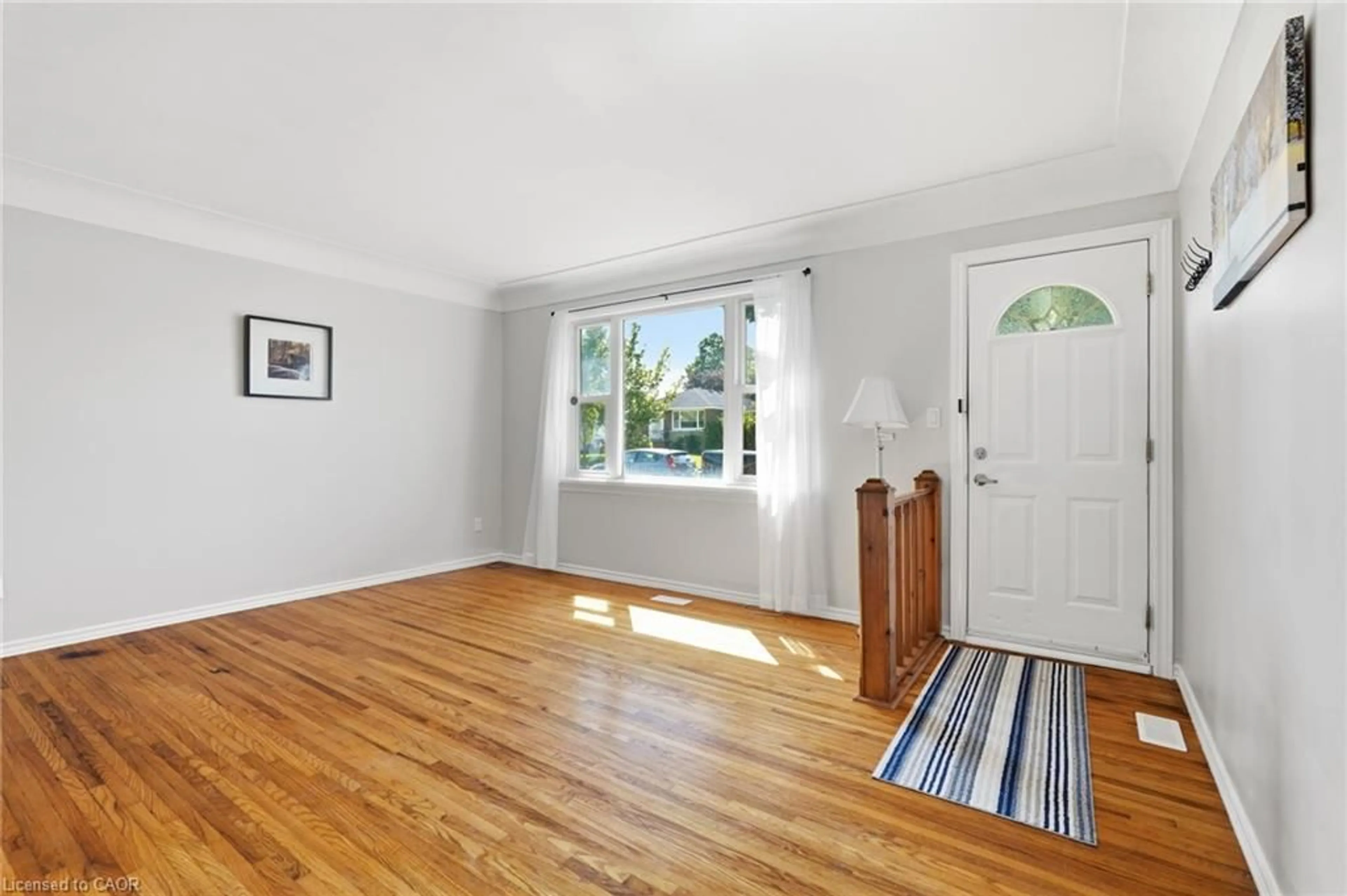 Indoor entryway for 197 East 44th St, Hamilton Ontario L8T 3Y5