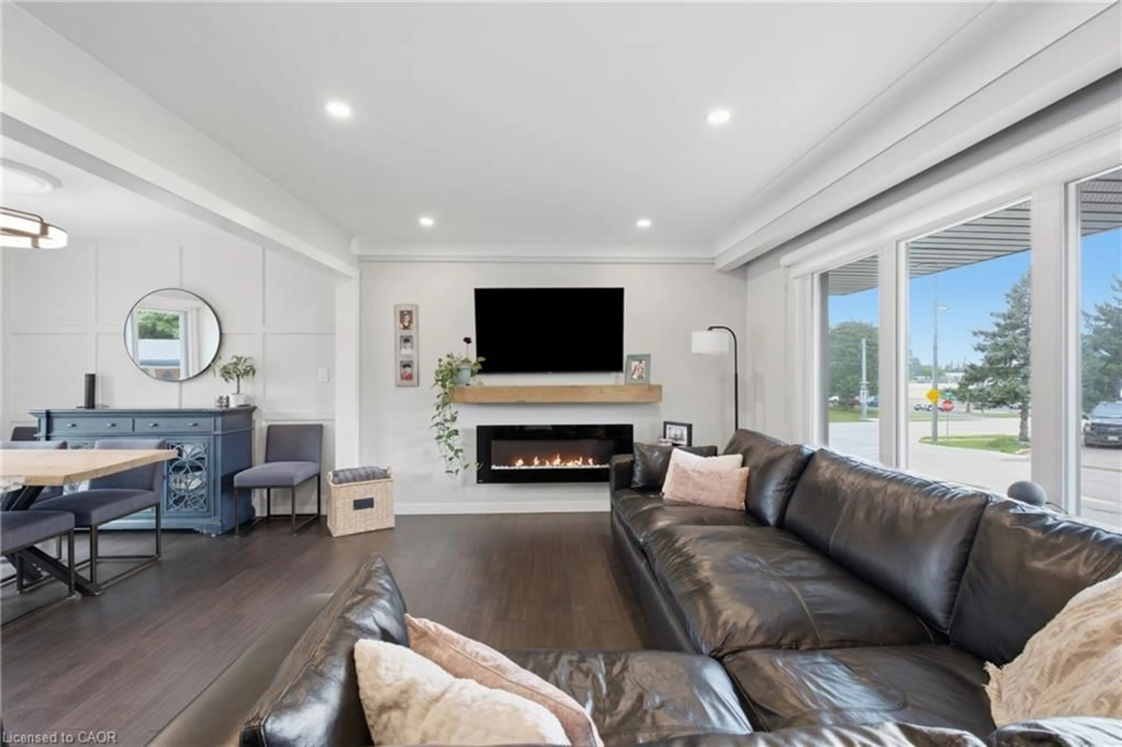 Living room with furniture, unknown for 5196 Elm St, Beamsville Ontario L0R 1B8