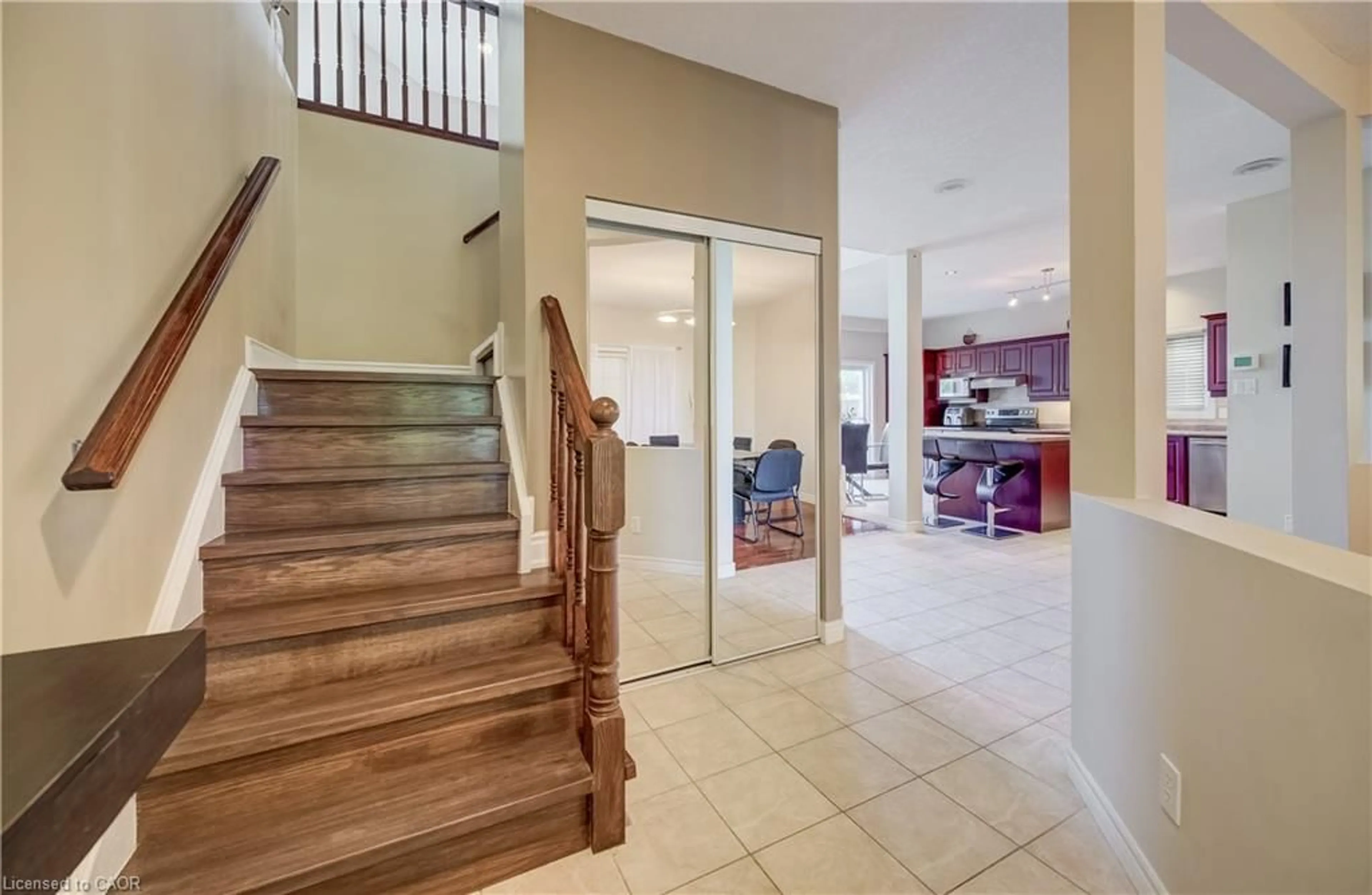 Indoor foyer for 573 Robert Ferrie Dr, Kitchener Ontario N2P 2T8