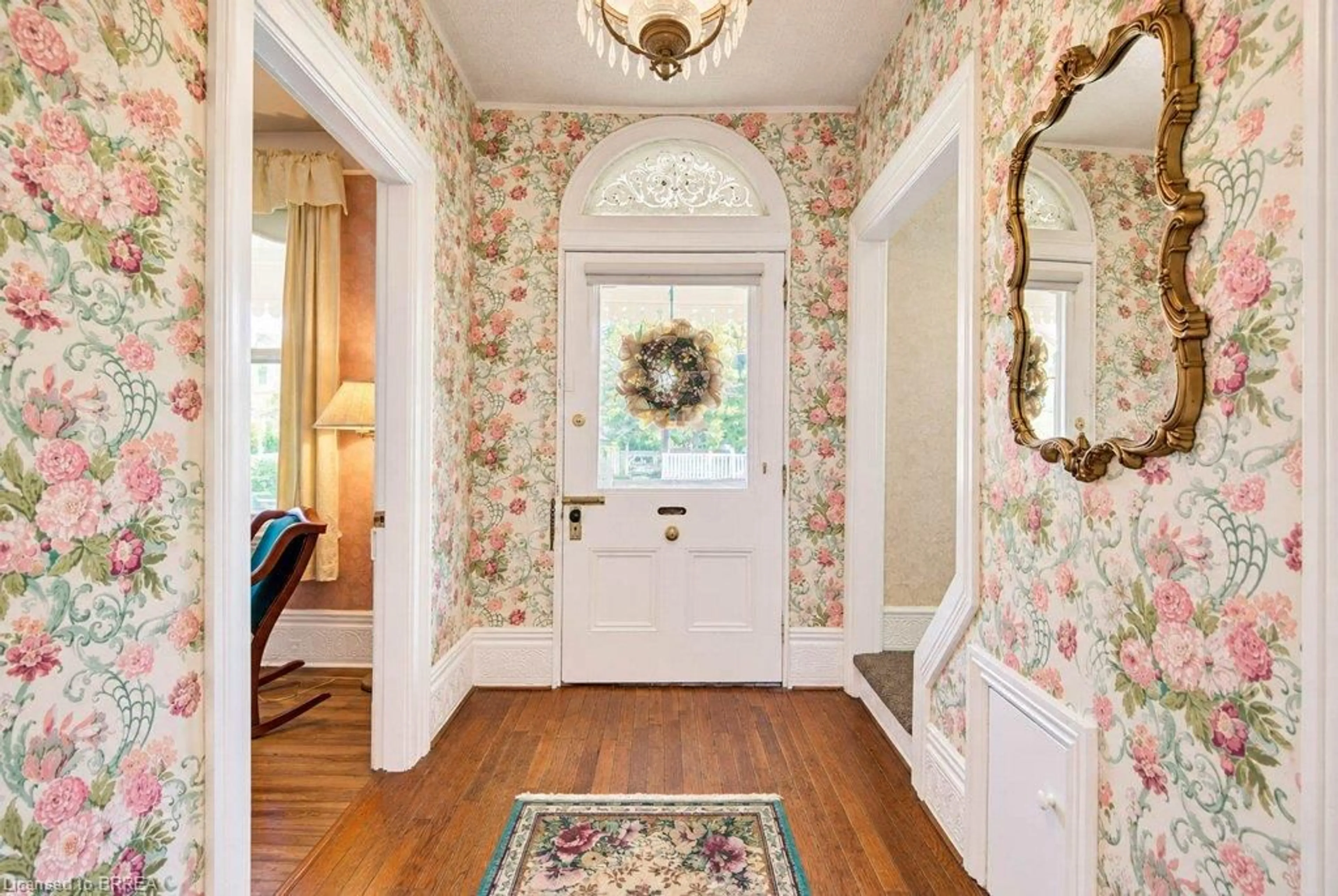 Indoor entryway for 72 Albion St, Brantford Ontario N3T 3M4