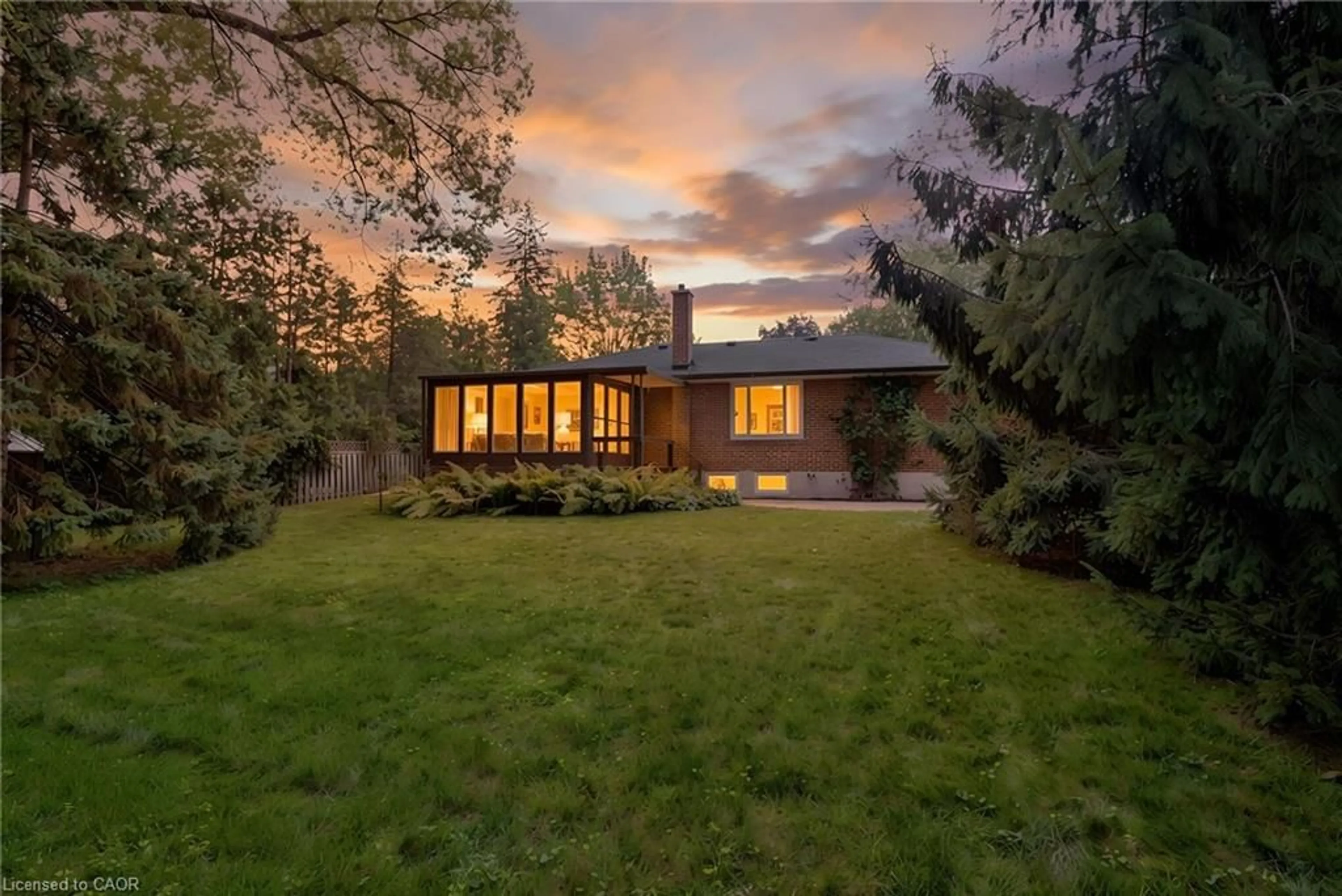 A pic from outside/outdoor area/front of a property/back of a property/a pic from drone, unknown for 1529 Wembury Rd, Mississauga Ontario L5J 2L8