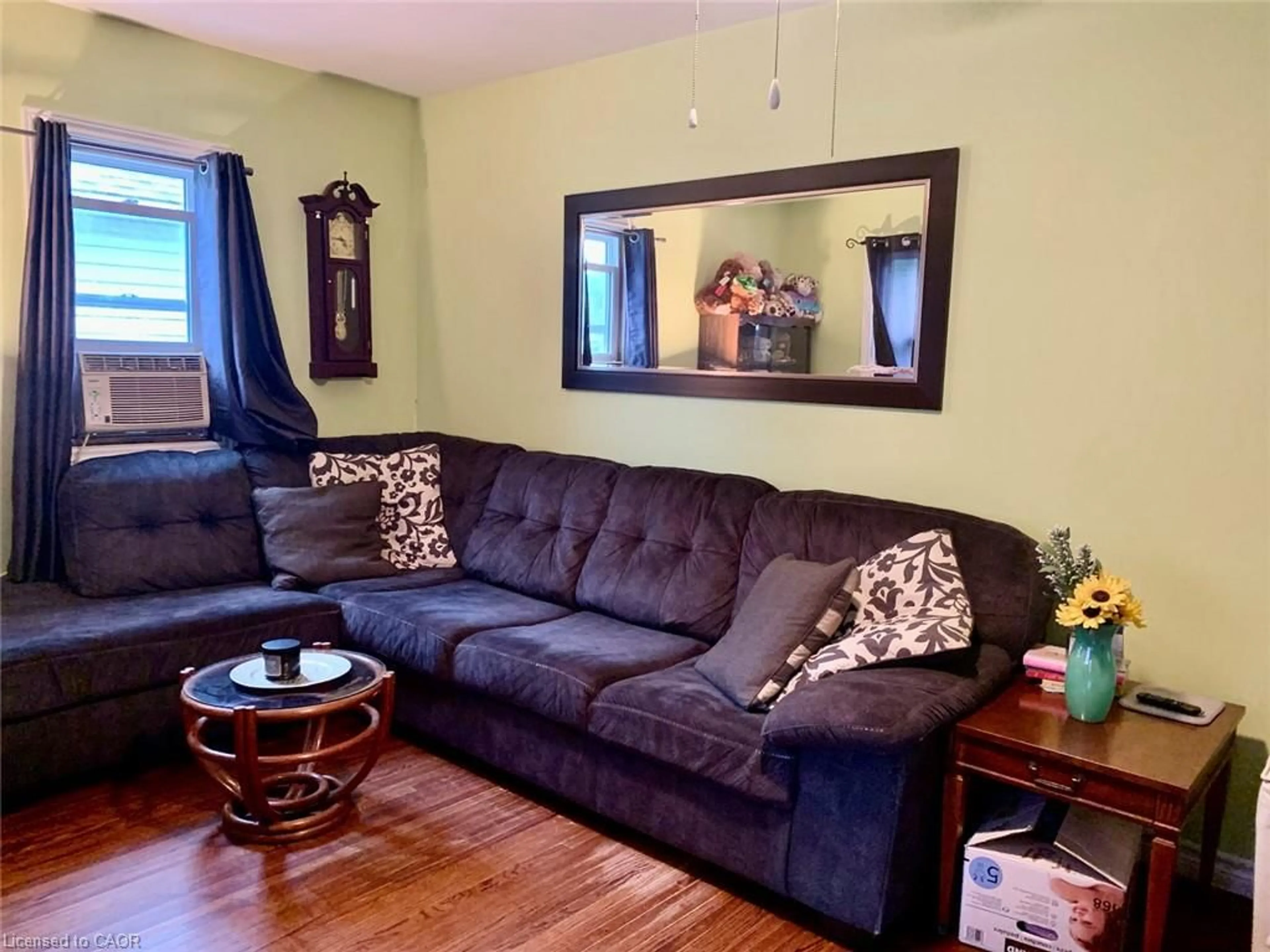 Living room with furniture, wood/laminate floor for 18 Nelson St, Simcoe Ontario N3Y 3E3