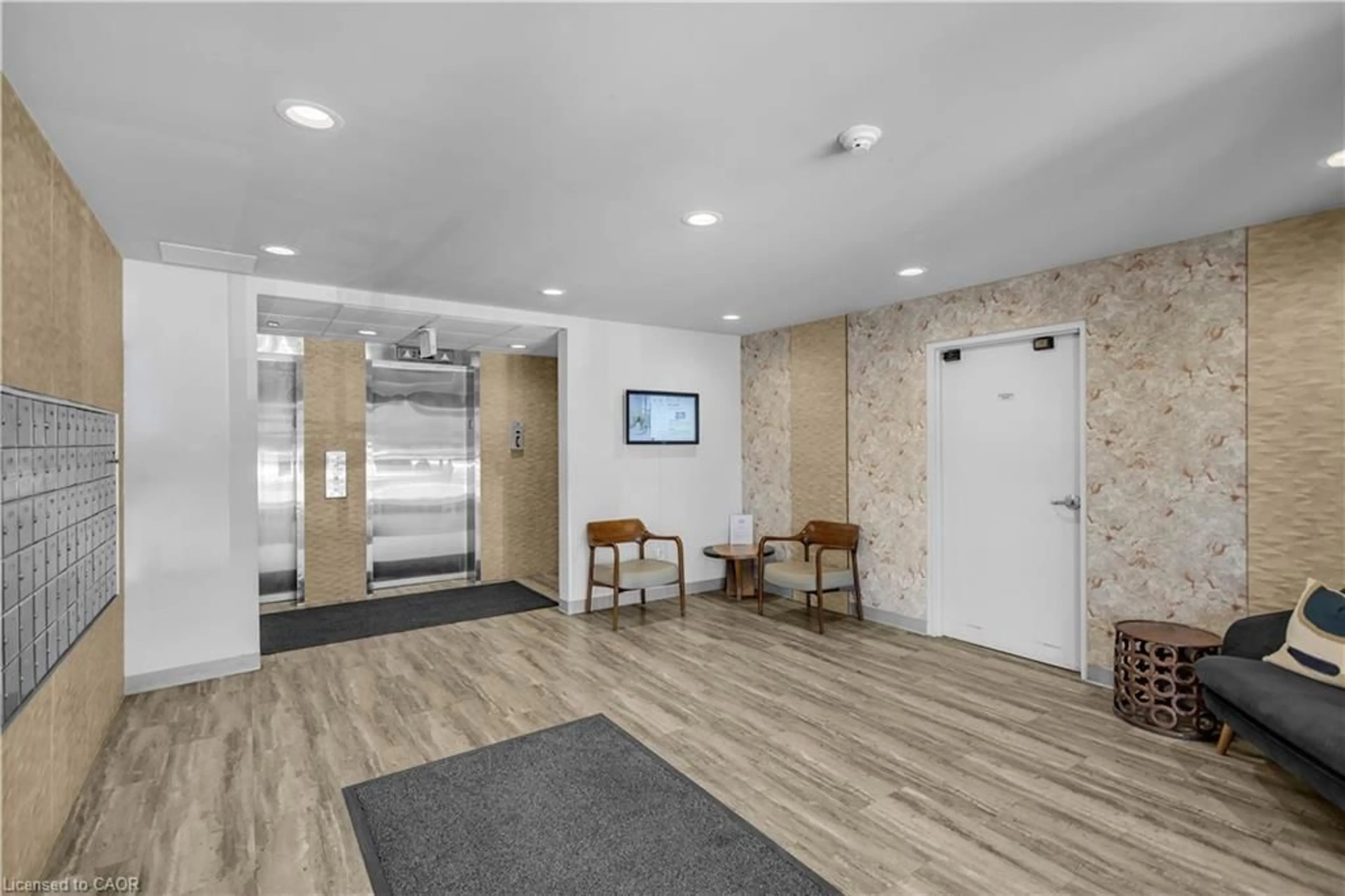 Indoor foyer for 200 Jamieson Pky #712, Cambridge Ontario N3C 4B5