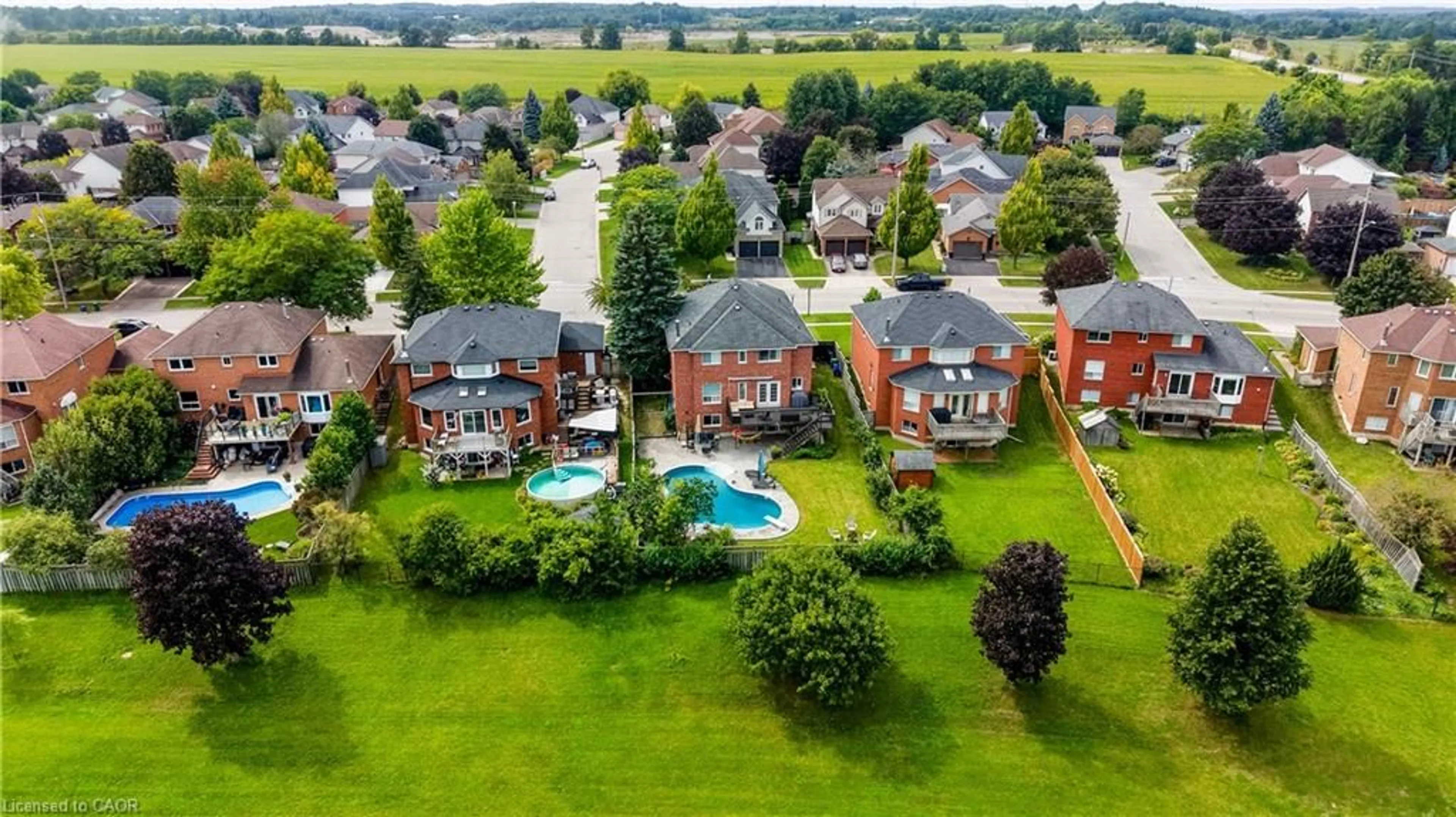 A pic from outside/outdoor area/front of a property/back of a property/a pic from drone, unknown for 554 Grand Ridge Dr, Cambridge Ontario N1S 4Y9