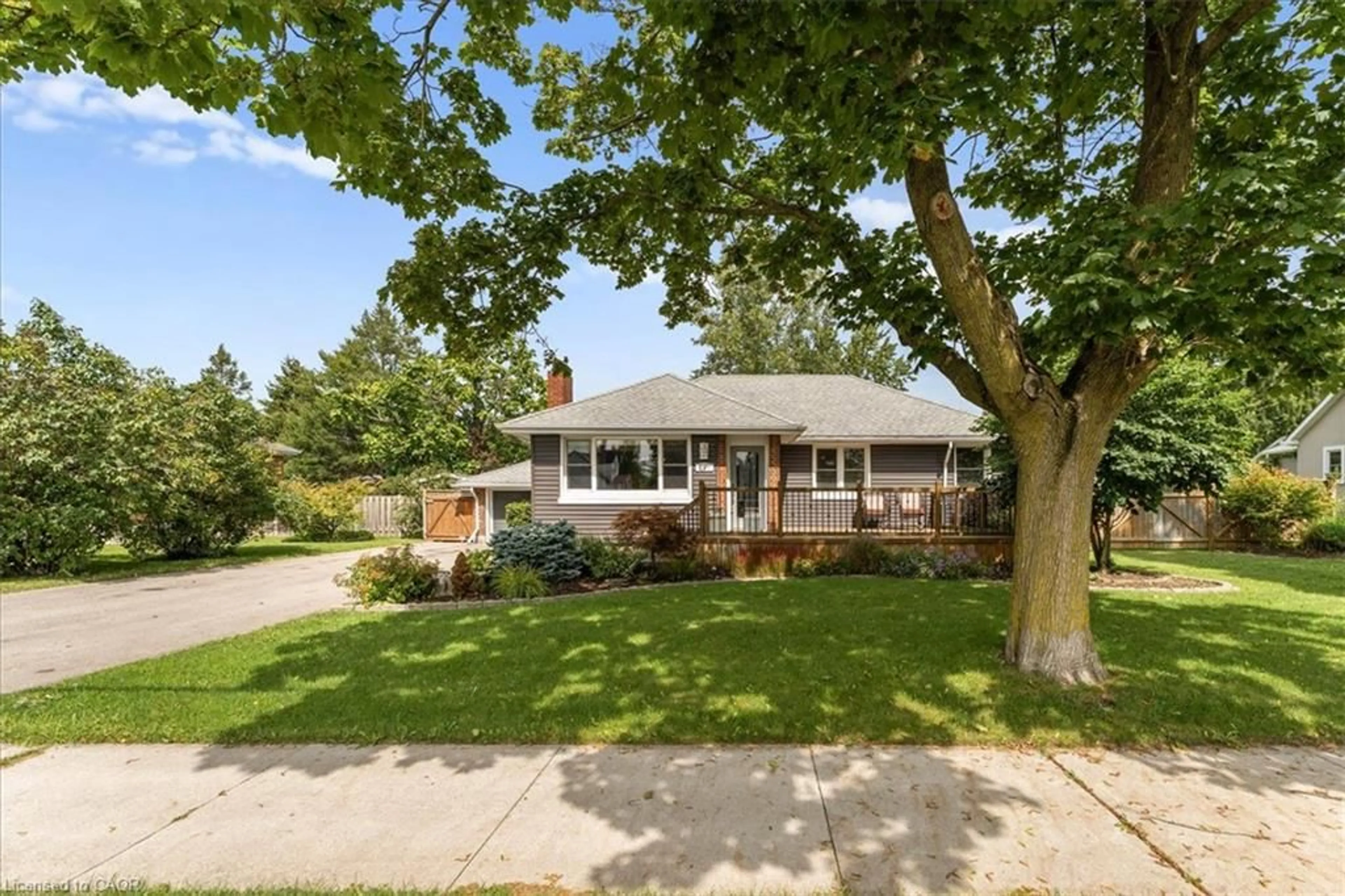 Home with vinyl exterior material, street for 721 Broadway, Welland Ontario L3C 5M6