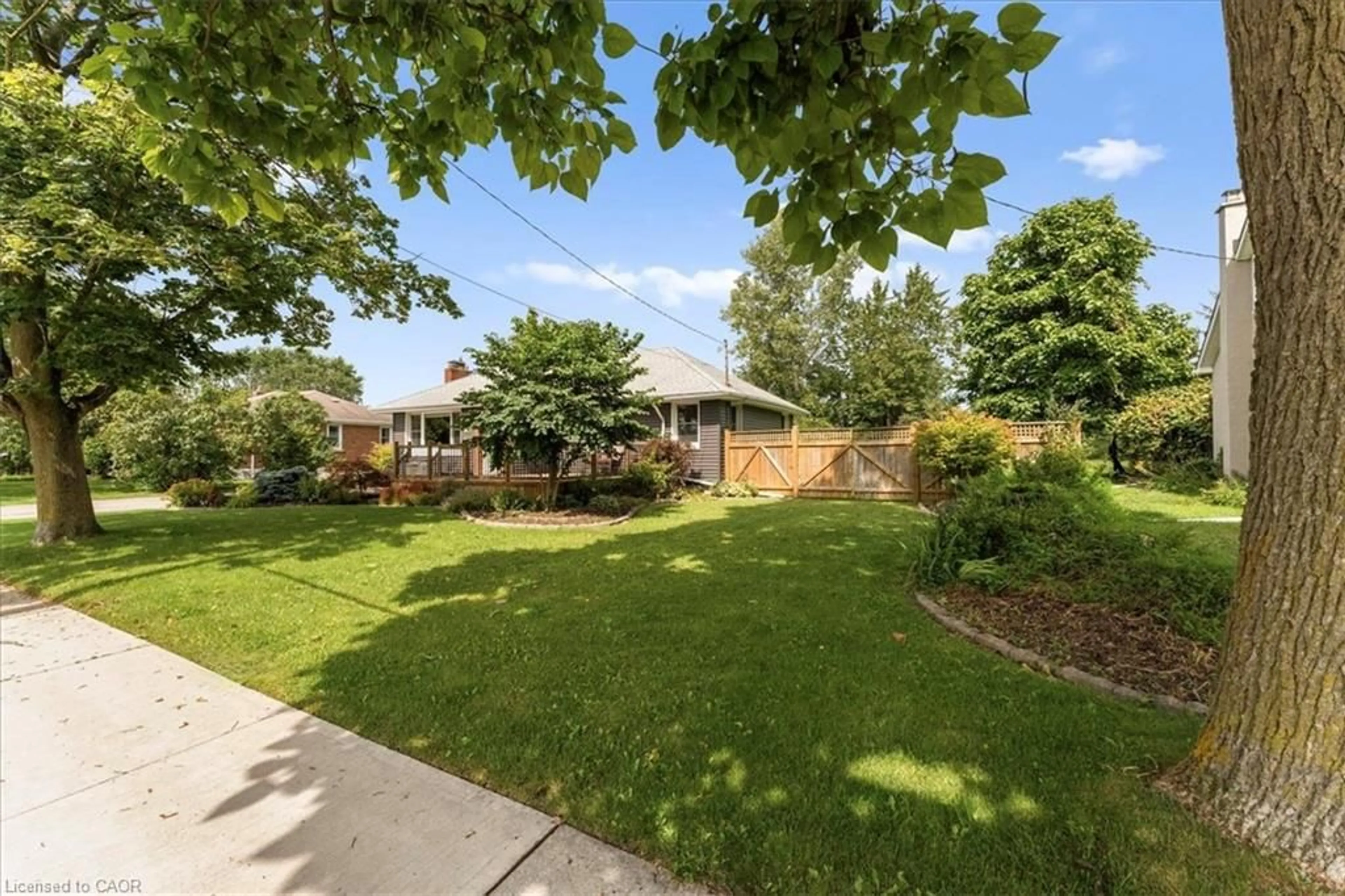 A pic from outside/outdoor area/front of a property/back of a property/a pic from drone, street for 721 Broadway, Welland Ontario L3C 5M6