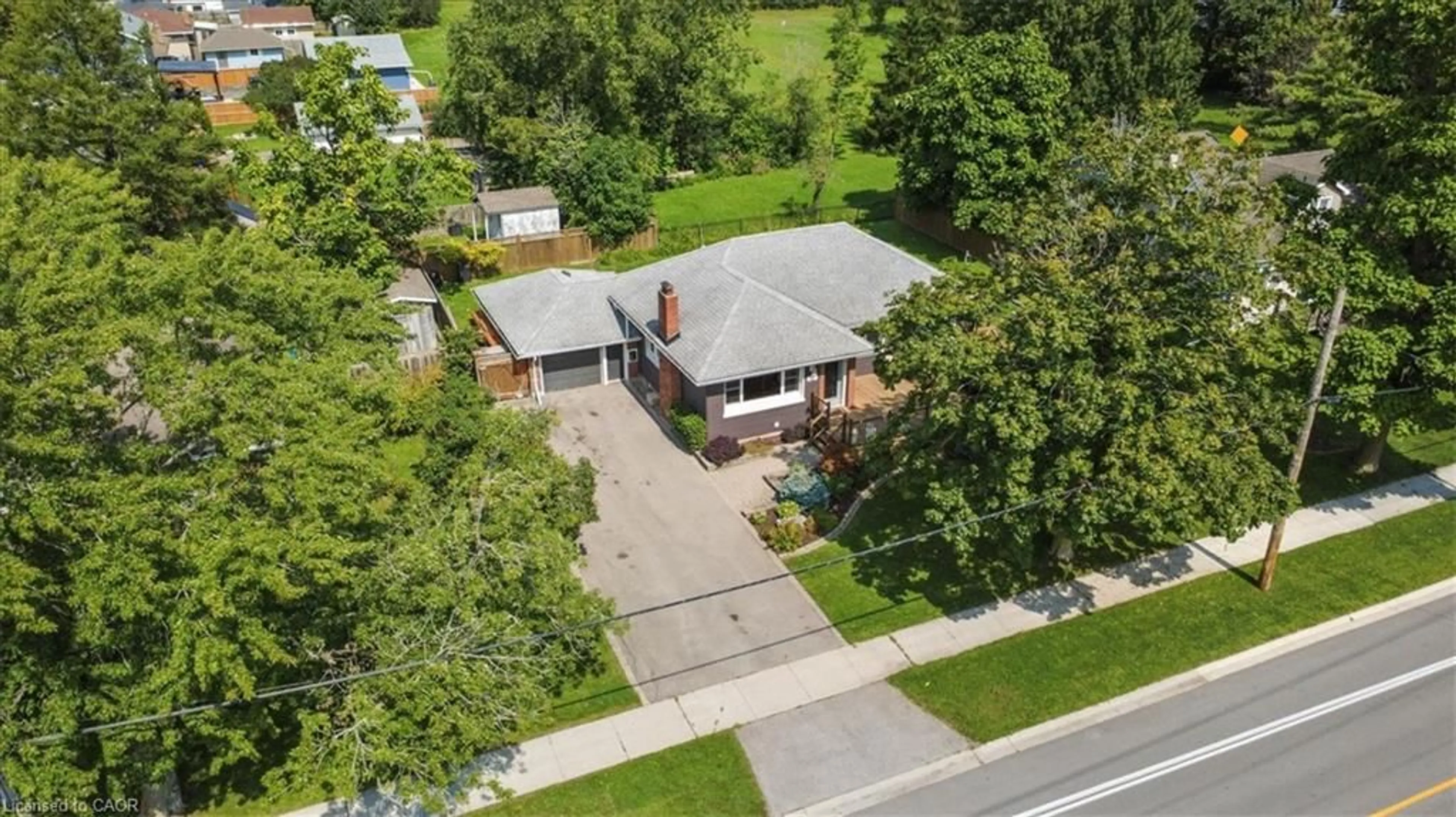 A pic from outside/outdoor area/front of a property/back of a property/a pic from drone, street for 721 Broadway, Welland Ontario L3C 5M6