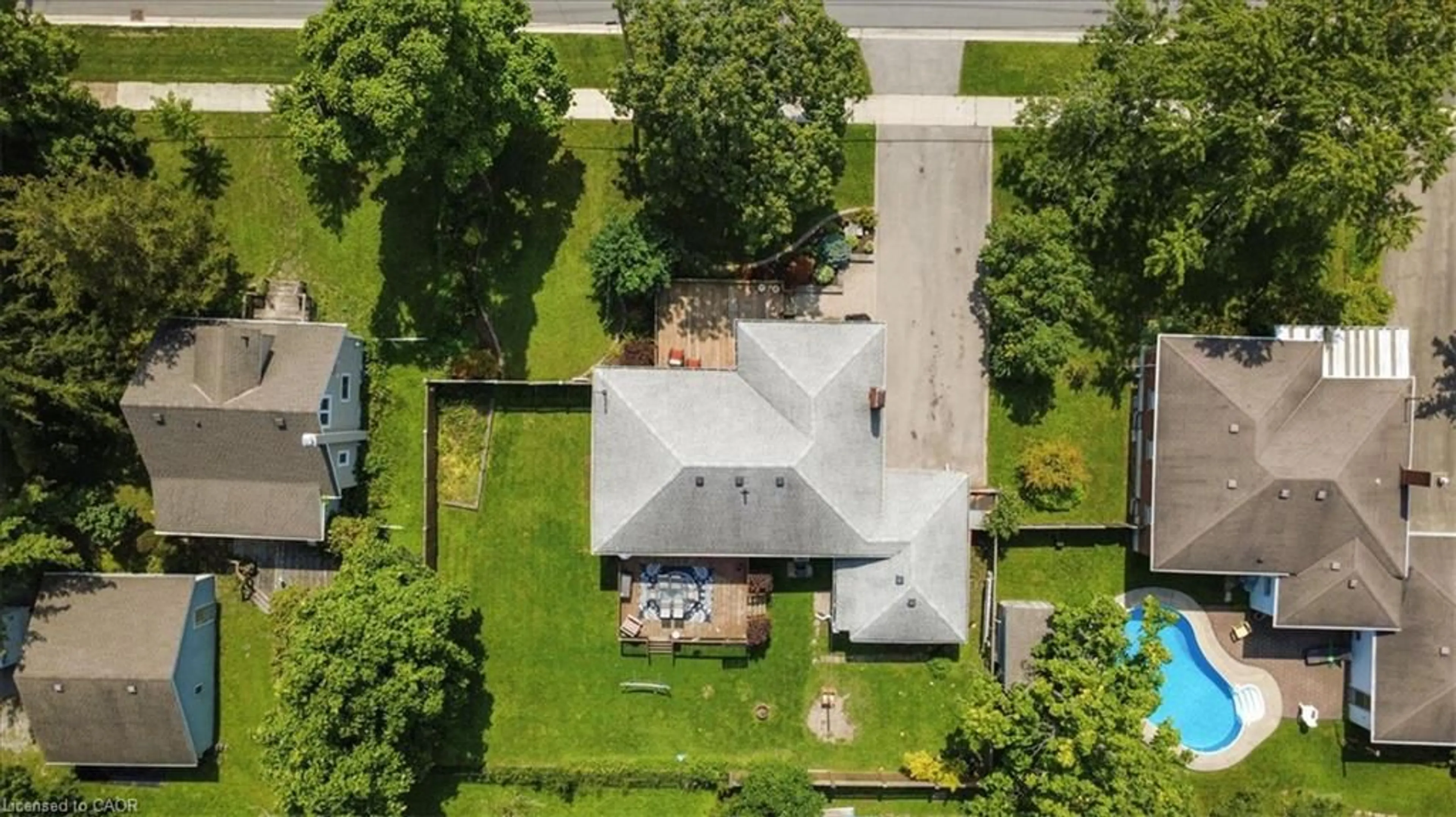 A pic from outside/outdoor area/front of a property/back of a property/a pic from drone, street for 721 Broadway, Welland Ontario L3C 5M6