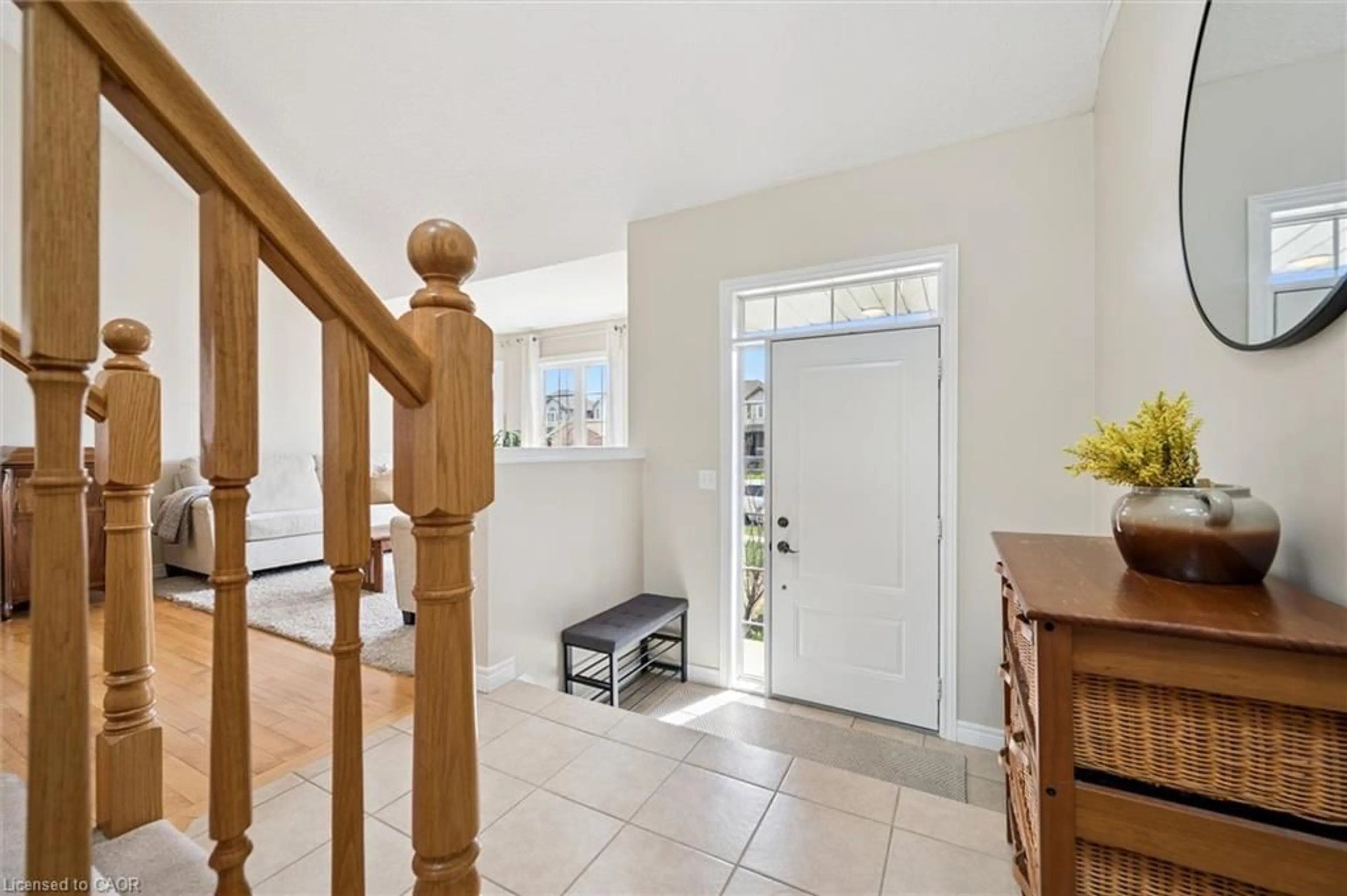Indoor foyer for 556 Black St, Fergus Ontario N1M 0A3