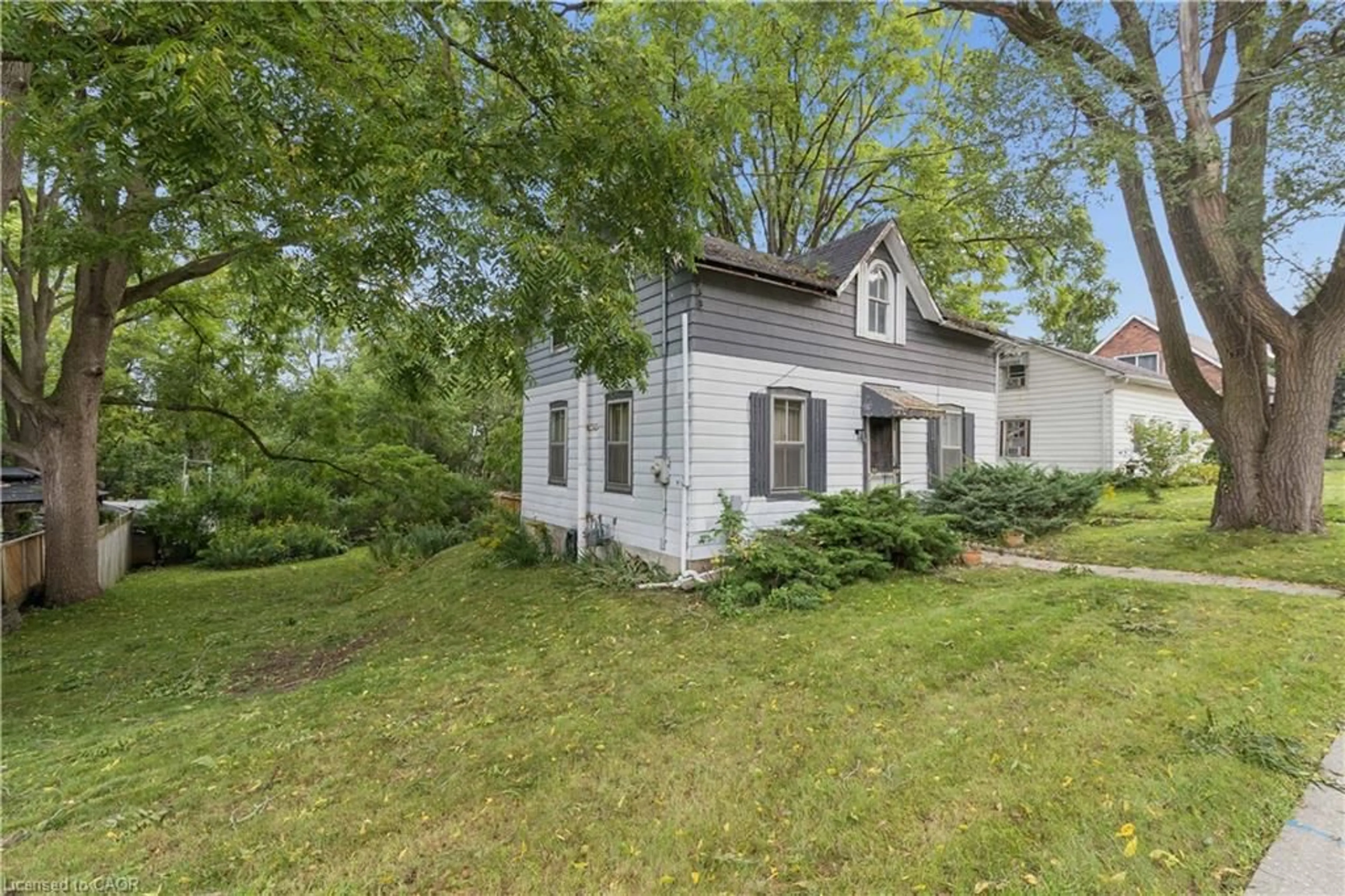 A pic from outside/outdoor area/front of a property/back of a property/a pic from drone, unknown for 53 Capron St, Paris Ontario N3L 1P8