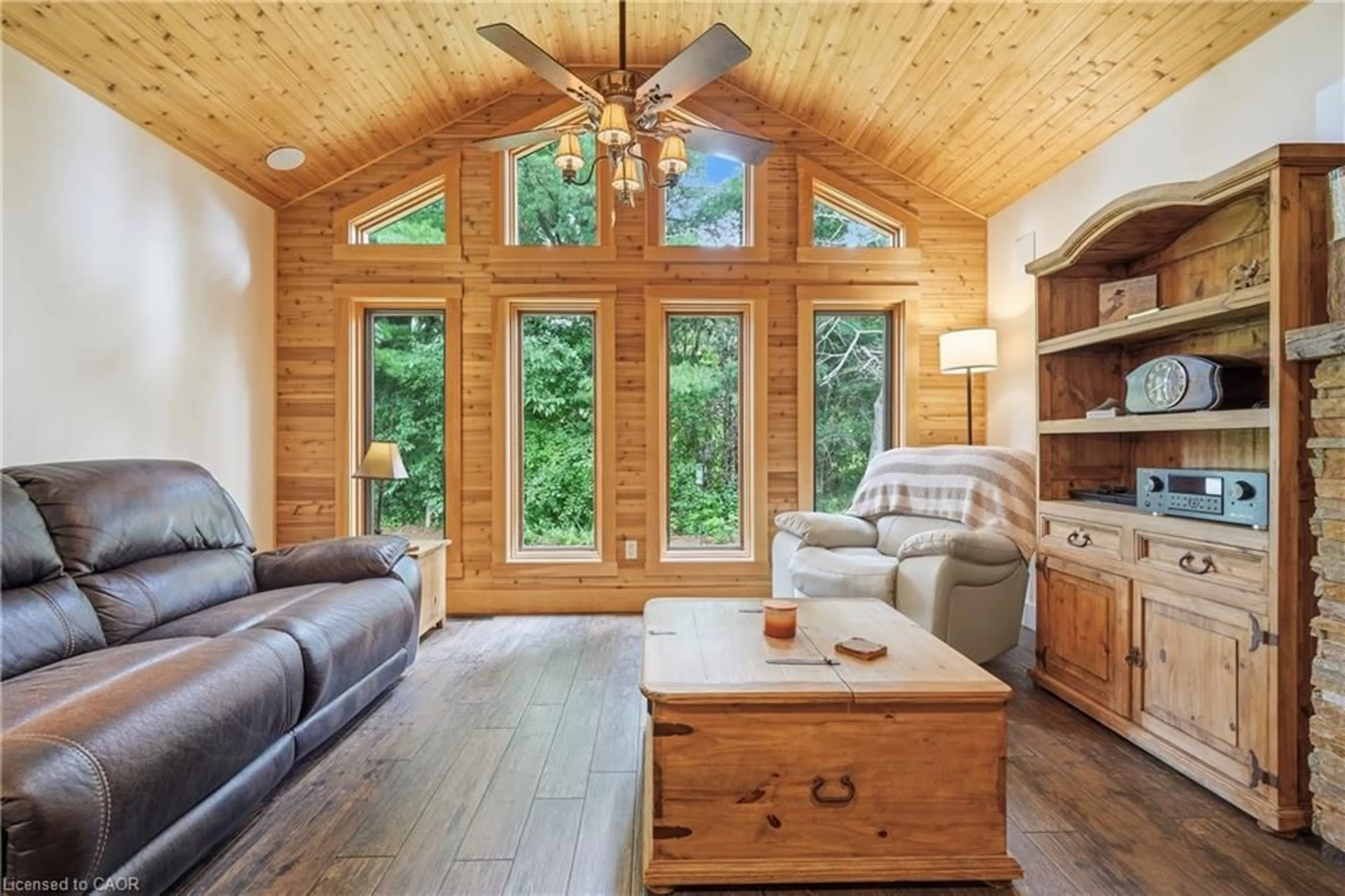 Living room with furniture, wood/laminate floor for 617 Chapin Pky, Fort Erie Ontario L2A 5M4