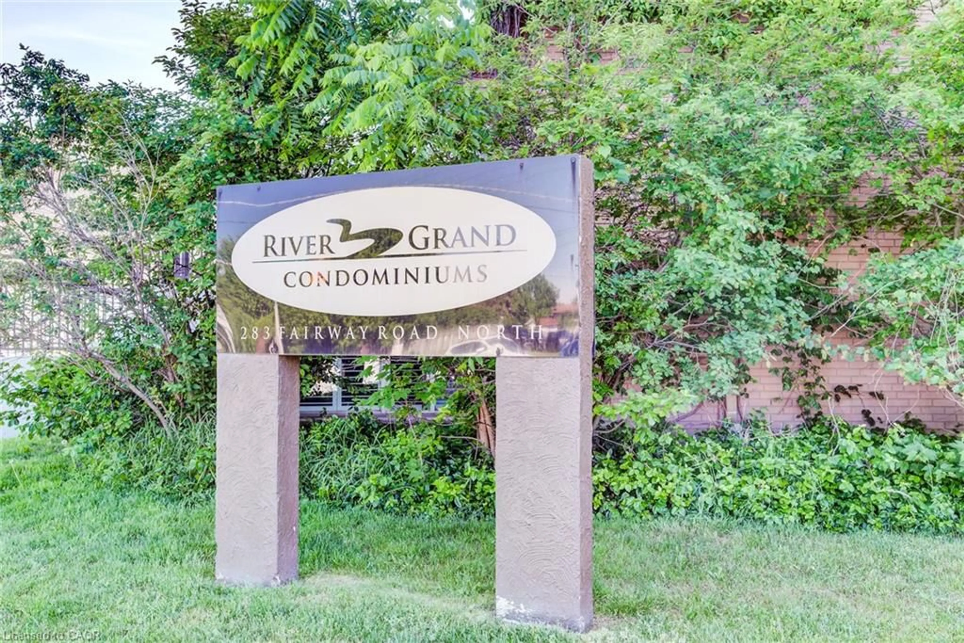 Indoor foyer for 283 Fairway Rd #302, Kitchener Ontario N2A 2P1
