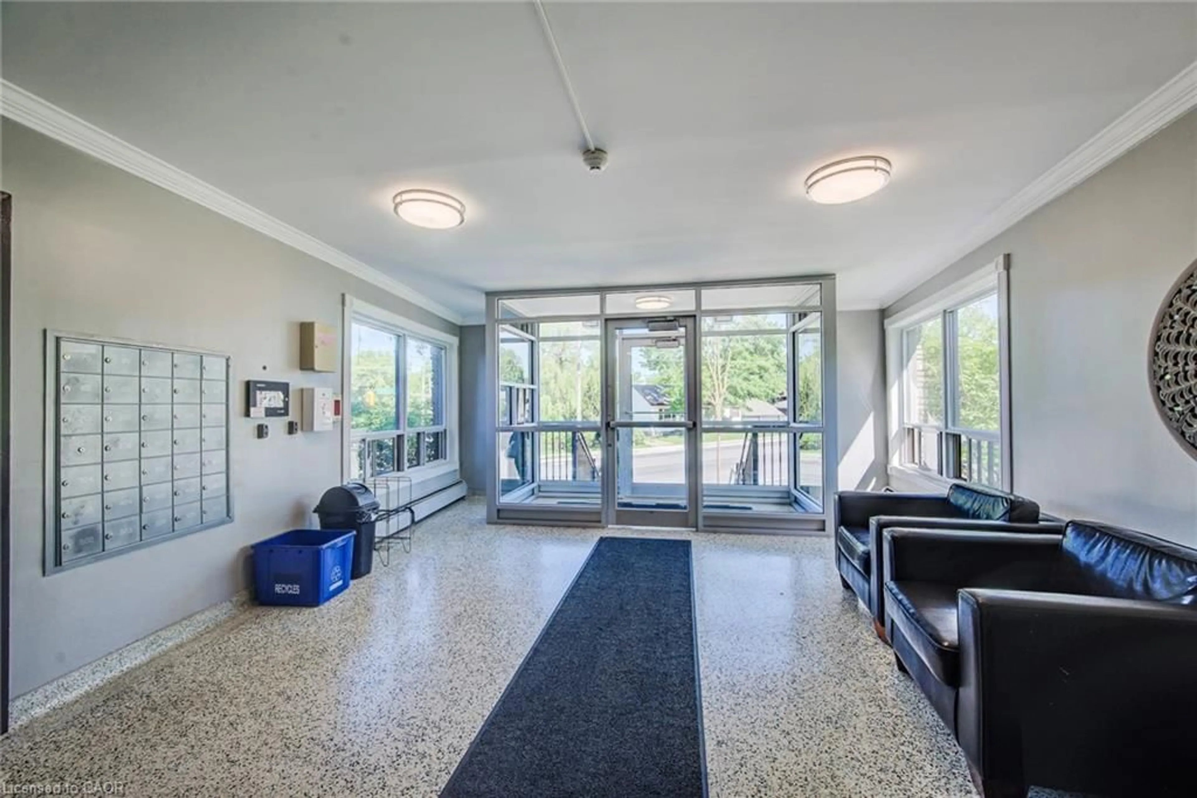 Indoor foyer for 283 Fairway Rd #302, Kitchener Ontario N2A 2P1