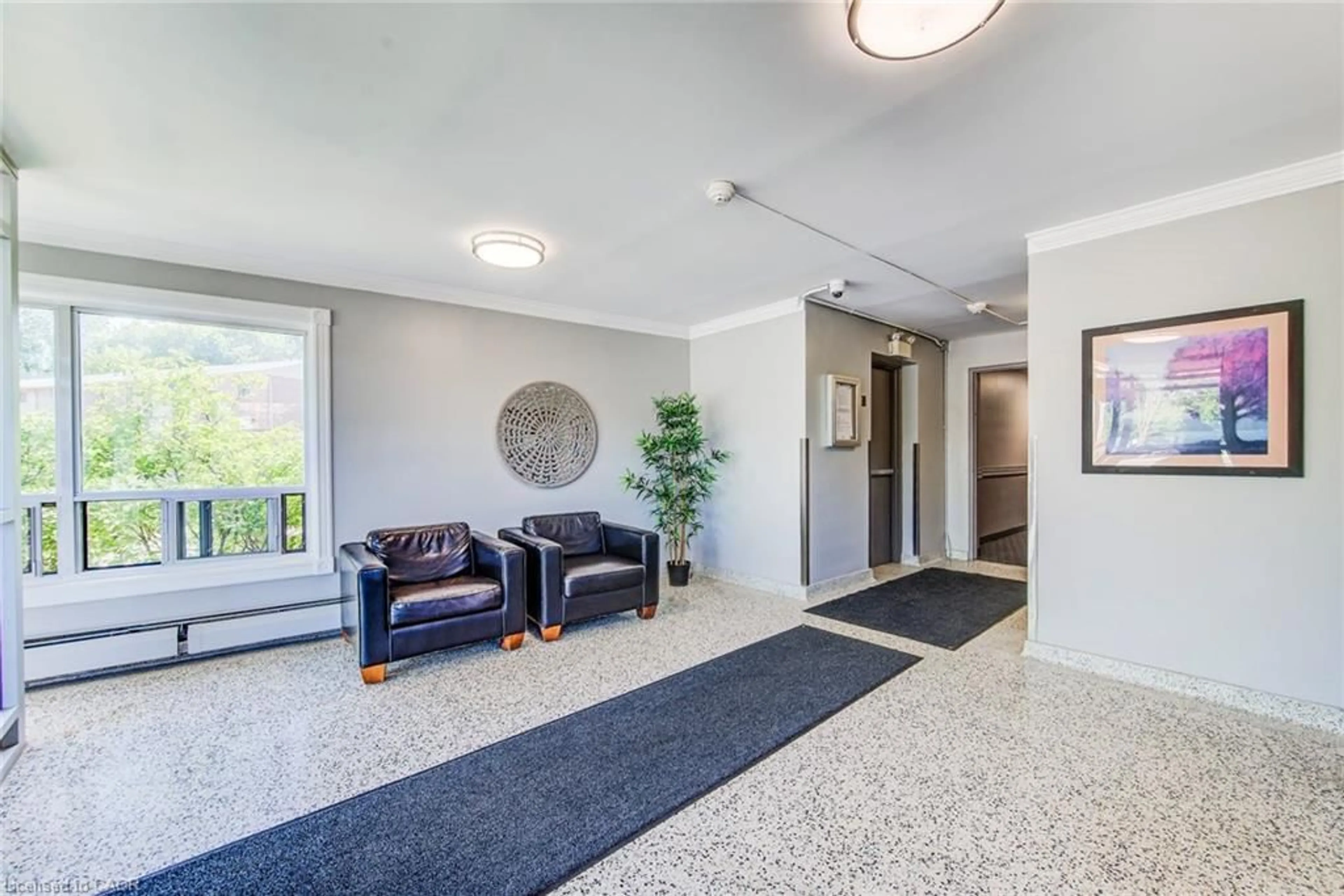 Indoor foyer for 283 Fairway Rd #302, Kitchener Ontario N2A 2P1