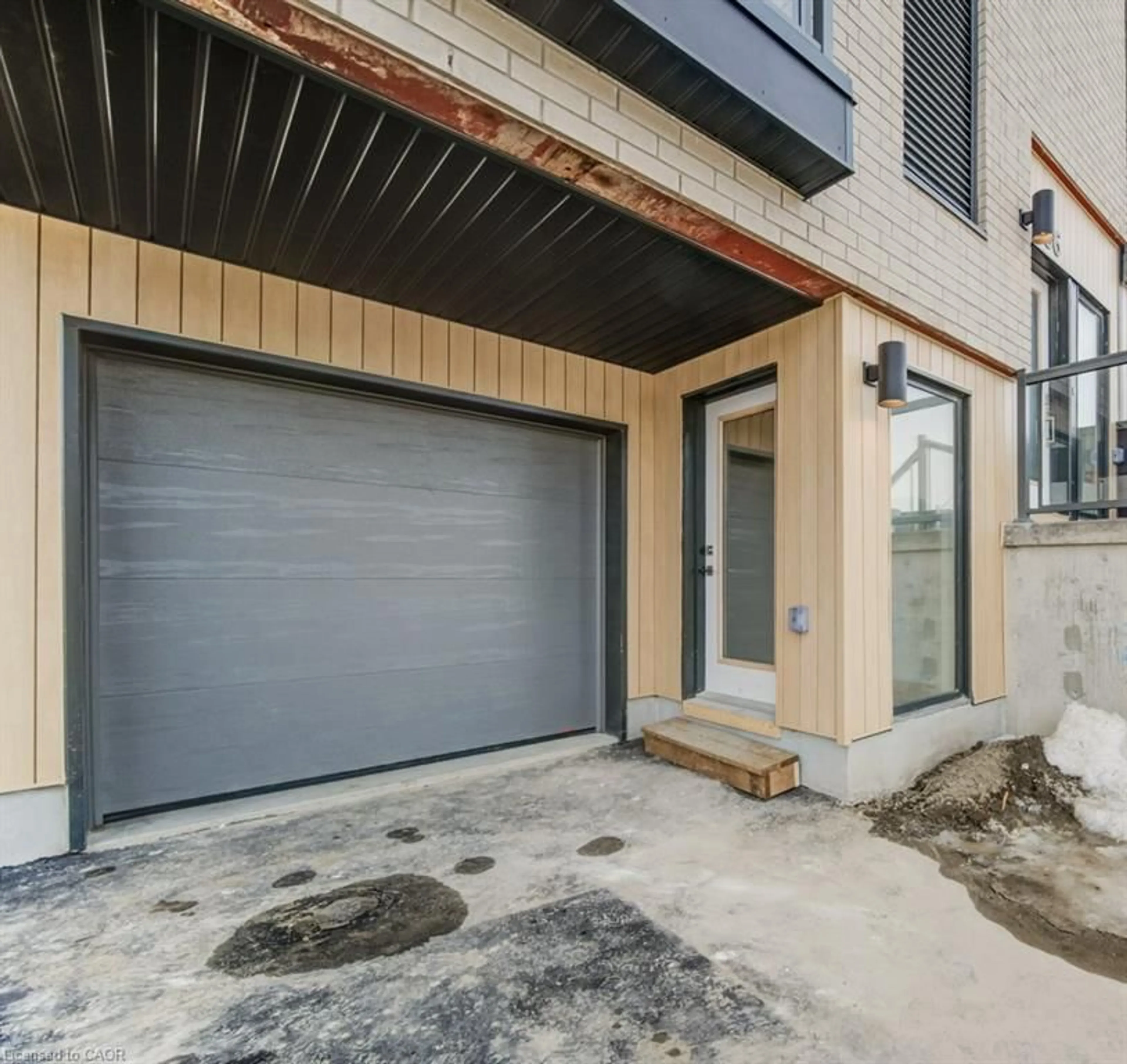 Indoor garage for 686 Benninger Dr, Kitchener Ontario N2E 0H8