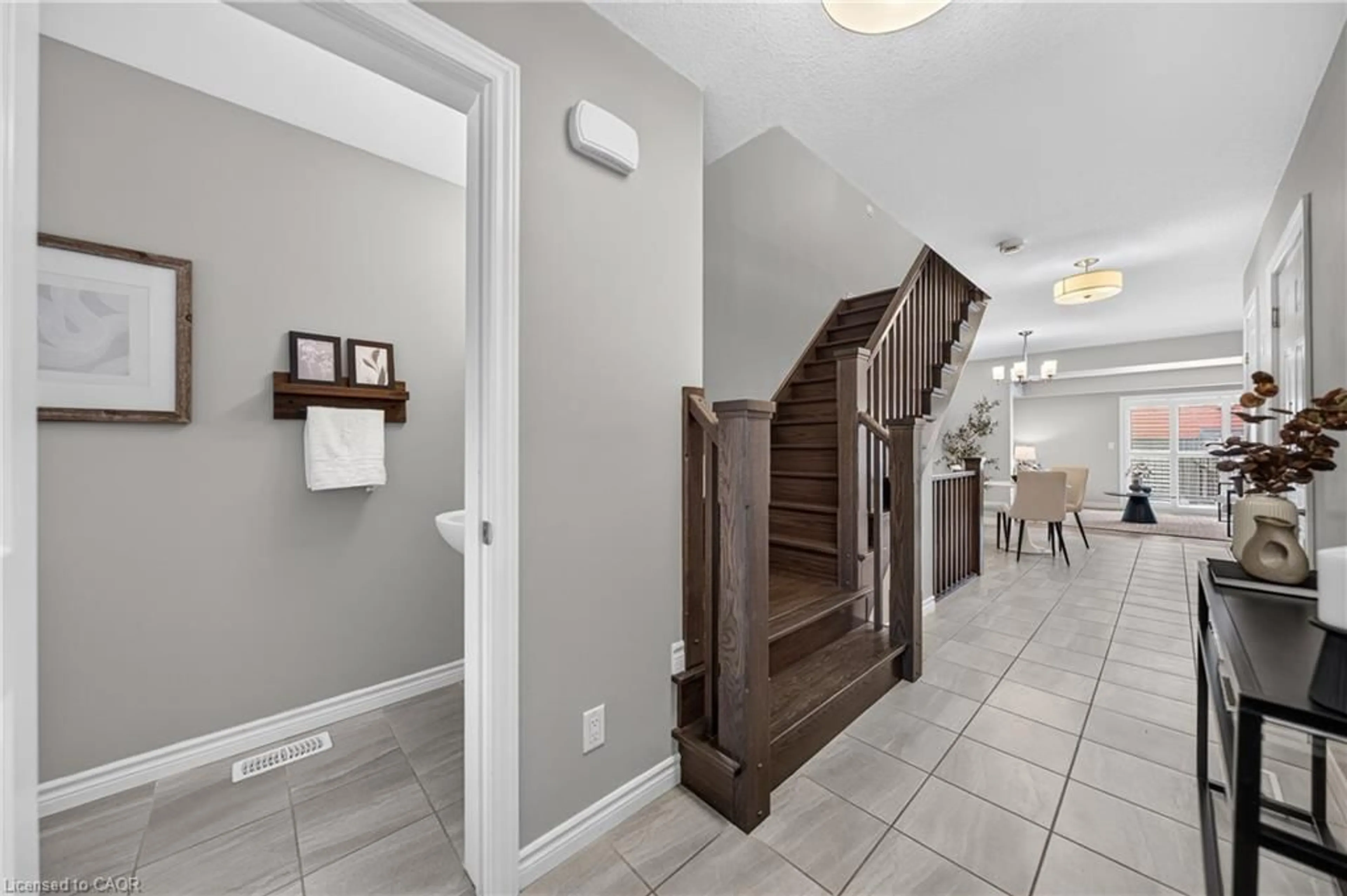 Indoor entryway for 635 Saginaw Pky #82, Cambridge Ontario N1T 0C1