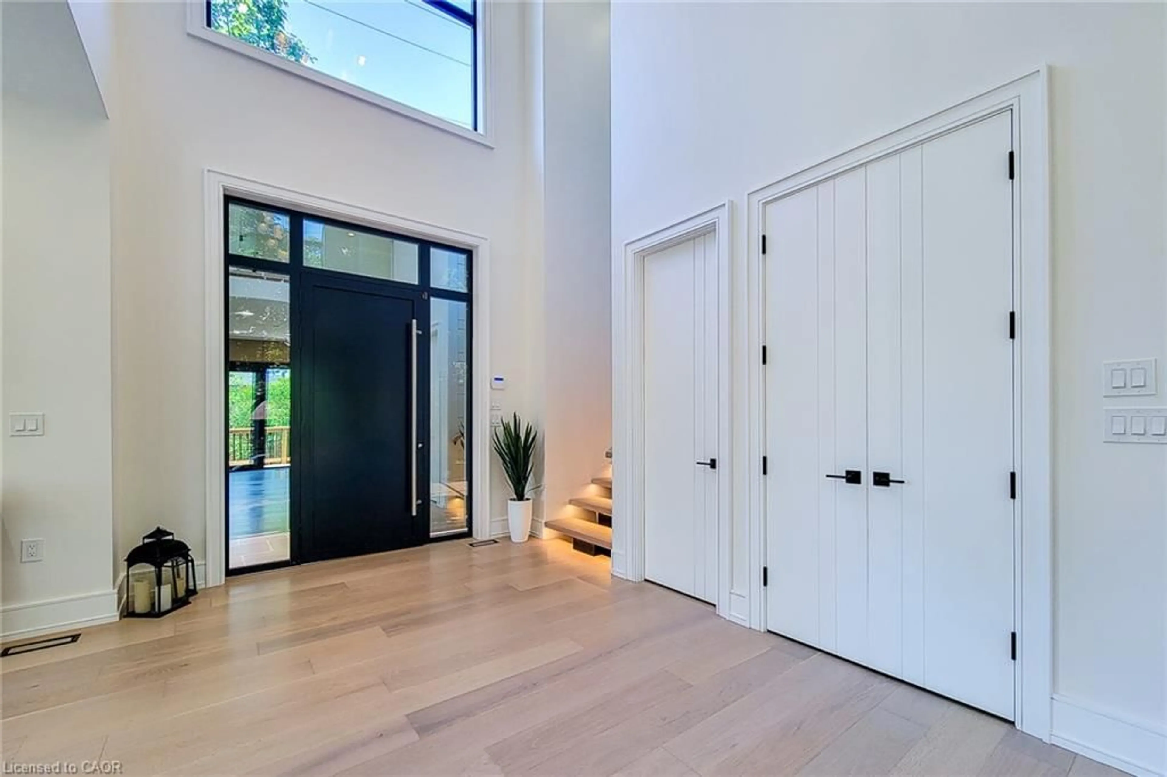 Indoor entryway for 307 Hampton Heath Rd, Burlington Ontario L7L 4P7