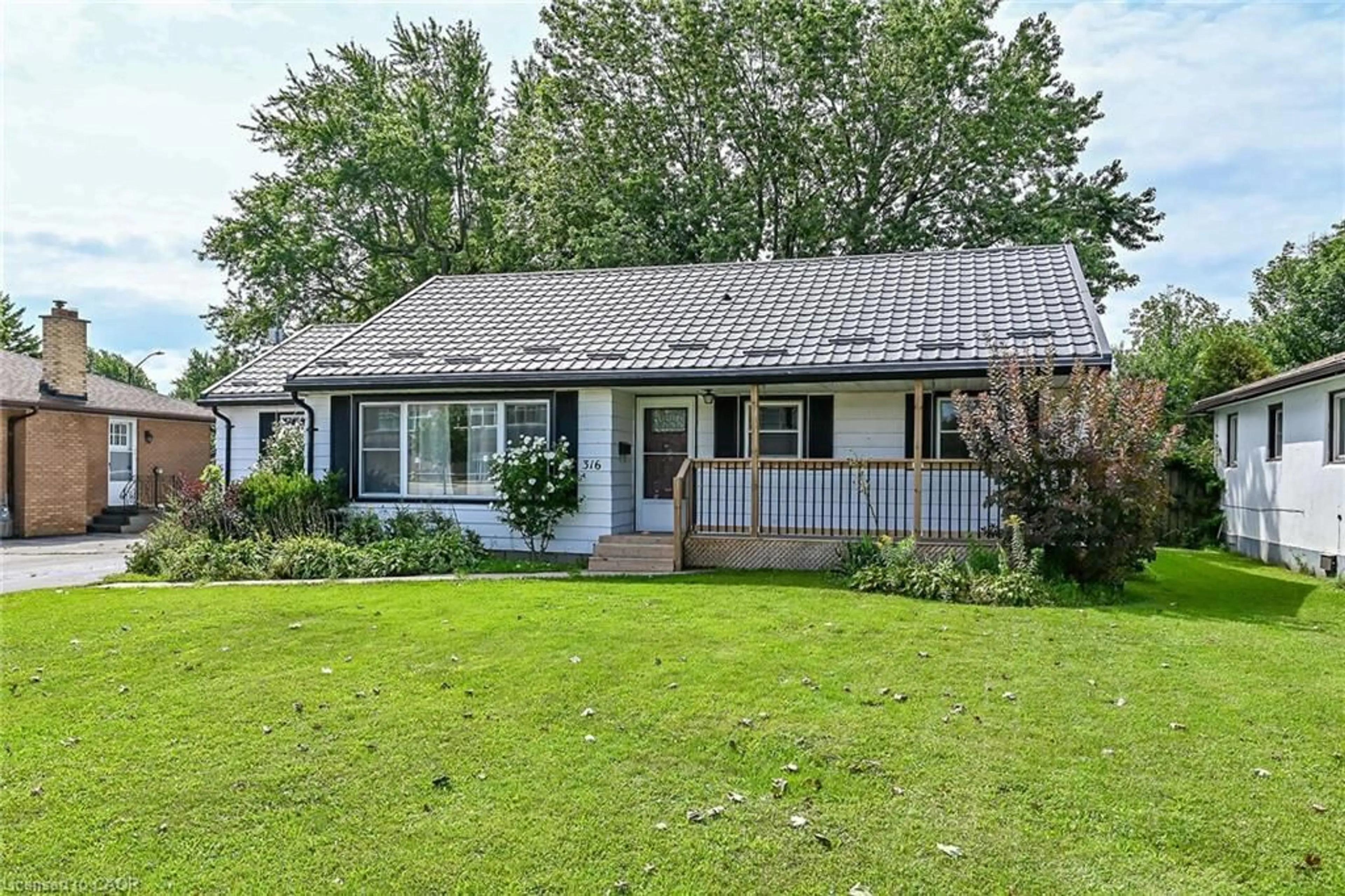 Home with vinyl exterior material, street for 316 Fairview Ave, Dunnville Ontario N1A 1M3