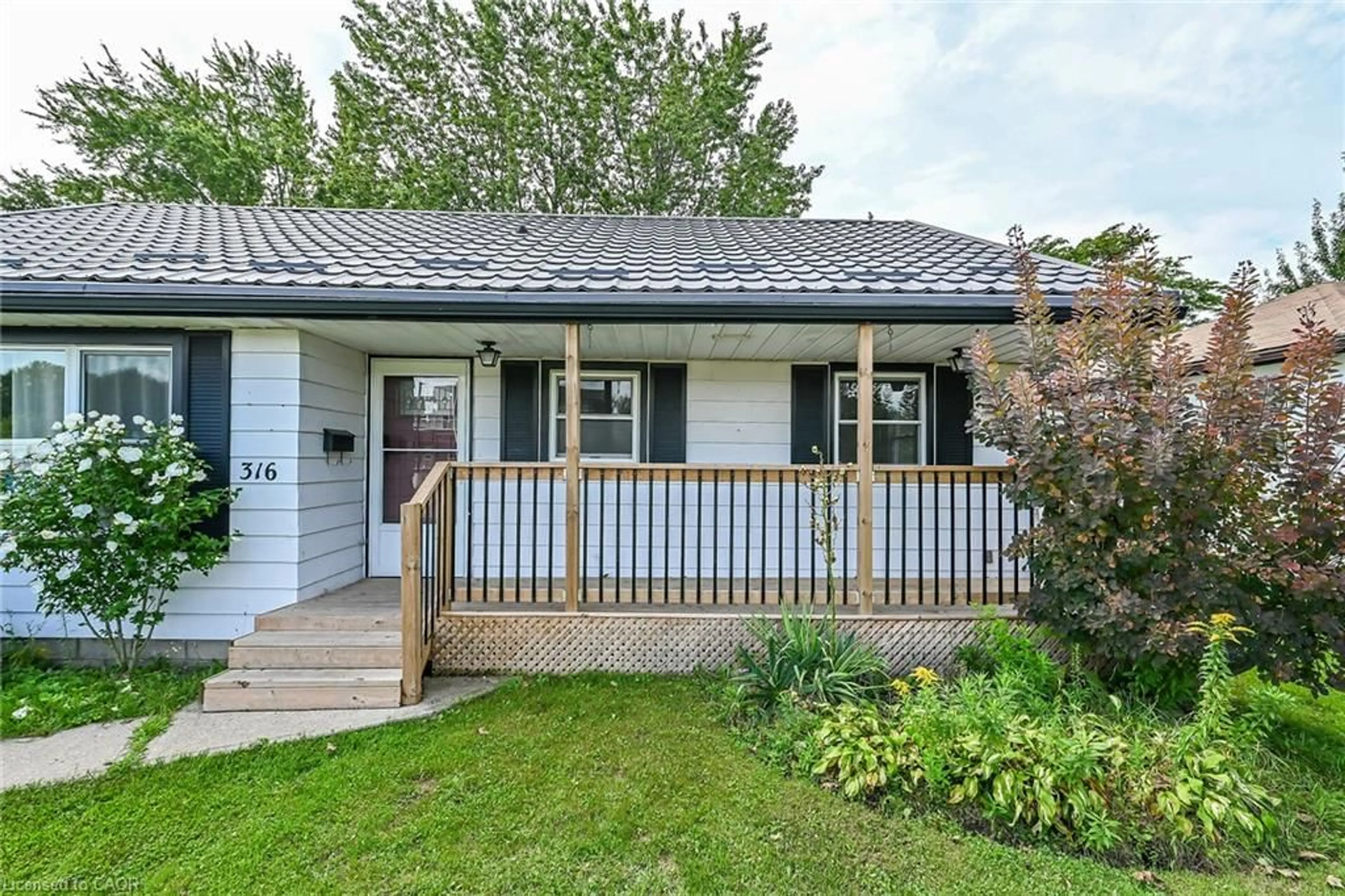 Home with vinyl exterior material, street for 316 Fairview Ave, Dunnville Ontario N1A 1M3