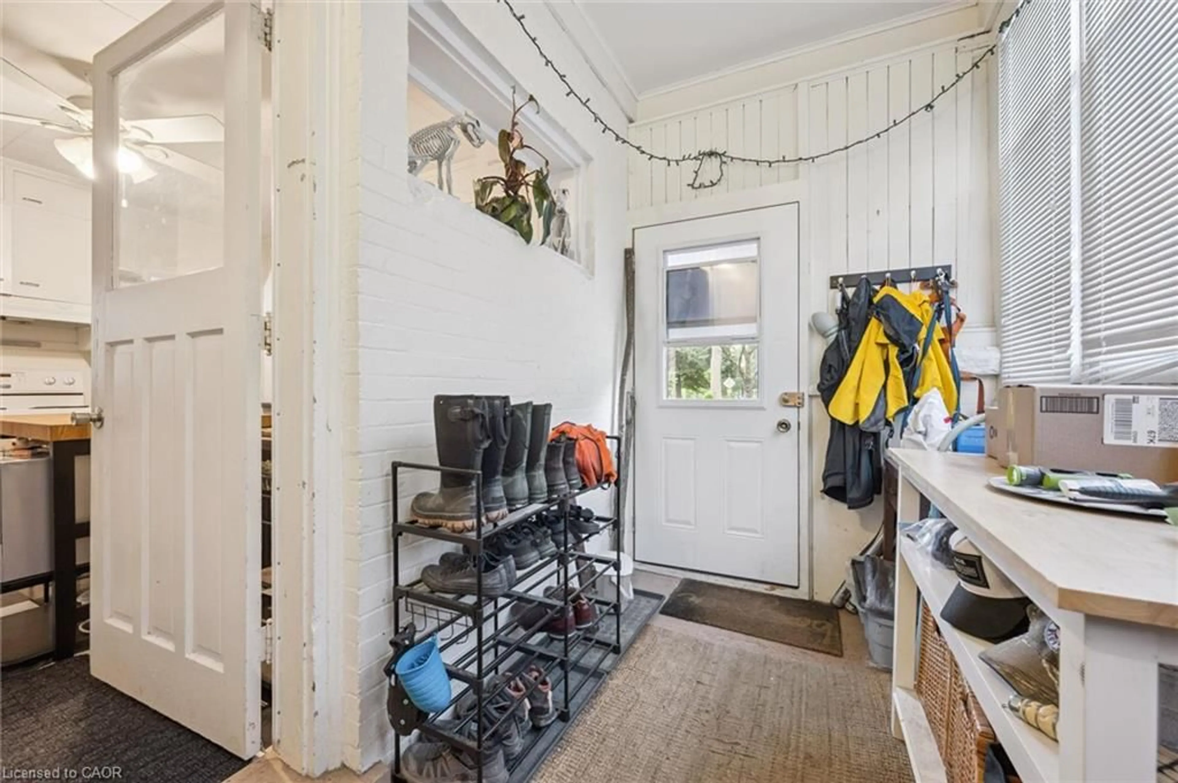 Indoor entryway for 143 David St, Kitchener Ontario N2G 1Y1