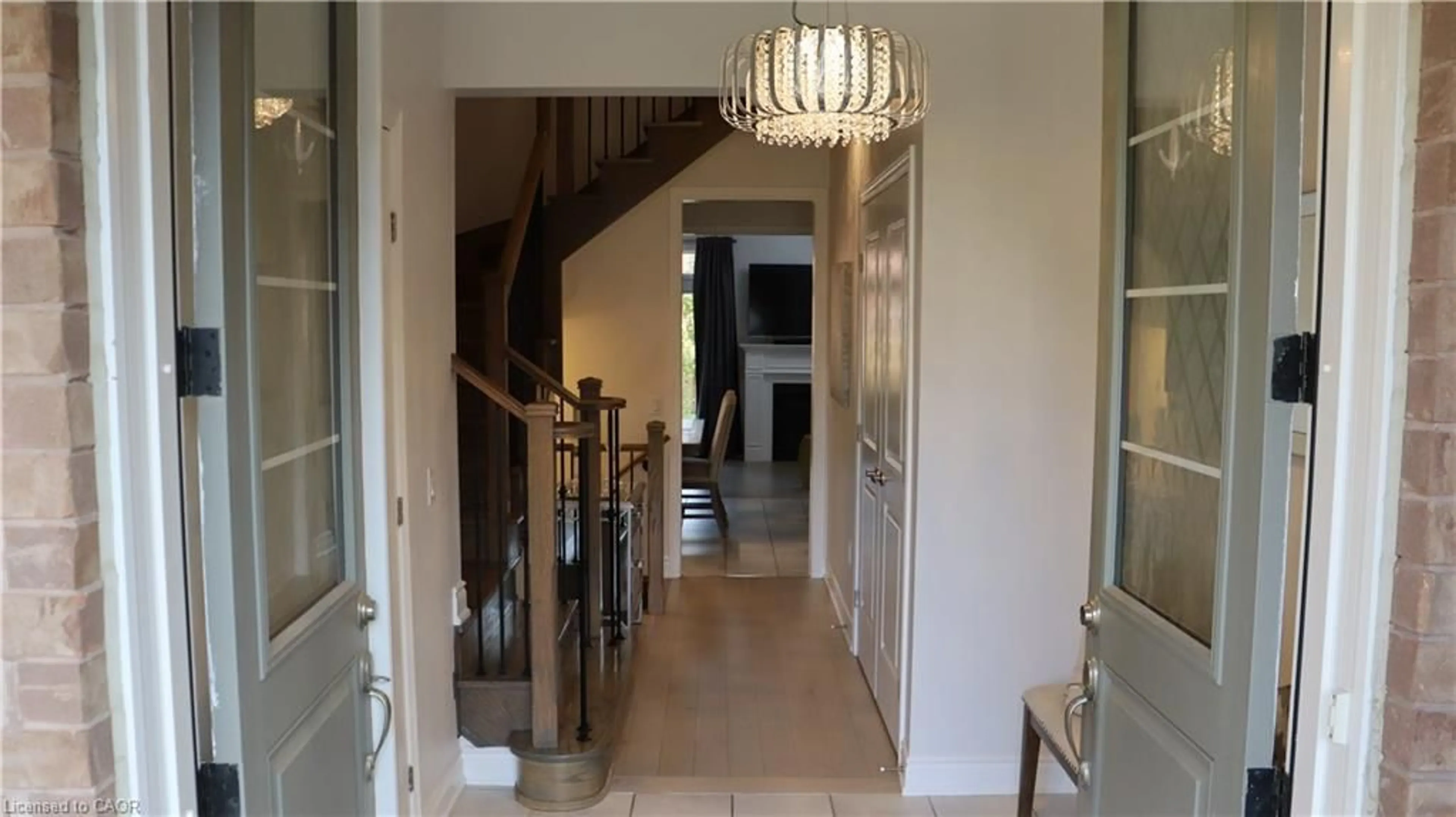 Indoor foyer for 10 Callon Dr, Ancaster Ontario L9K 0J8