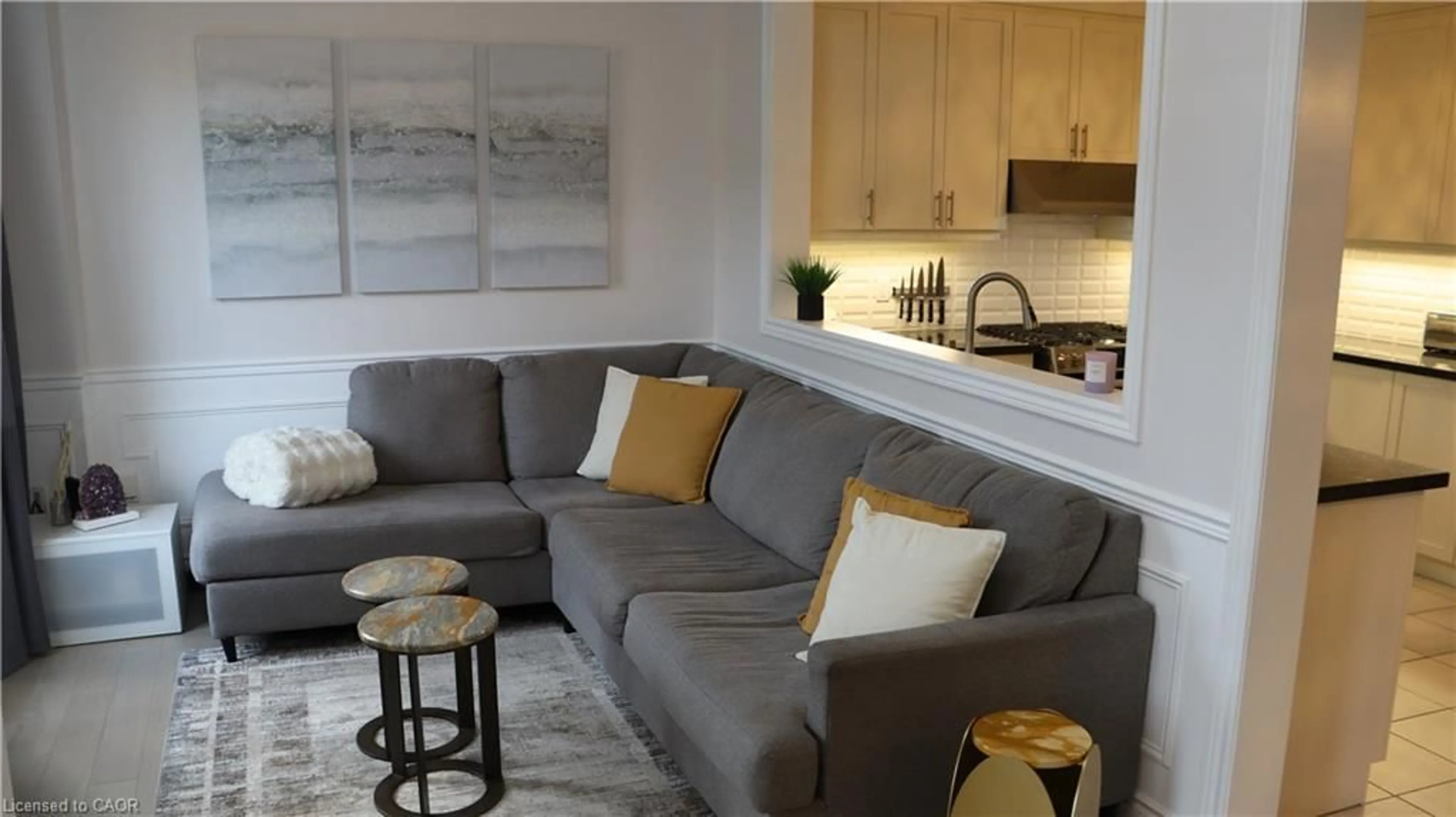 Living room with furniture, unknown for 10 Callon Dr, Ancaster Ontario L9K 0J8
