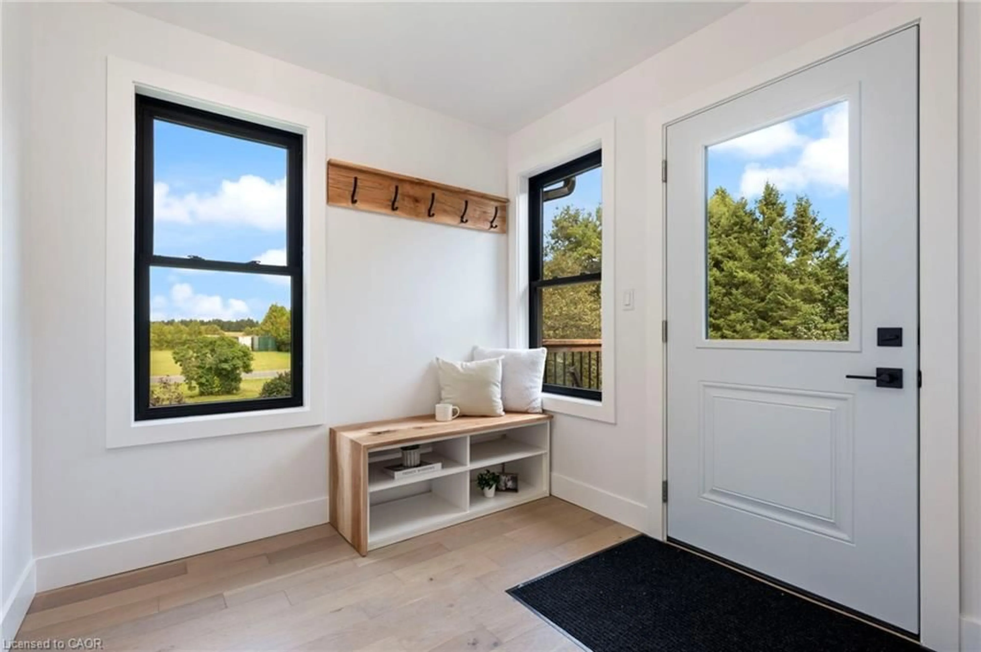 Indoor entryway for 54601 Vienna Line Line, Port Burwell Ontario N0J 1T0