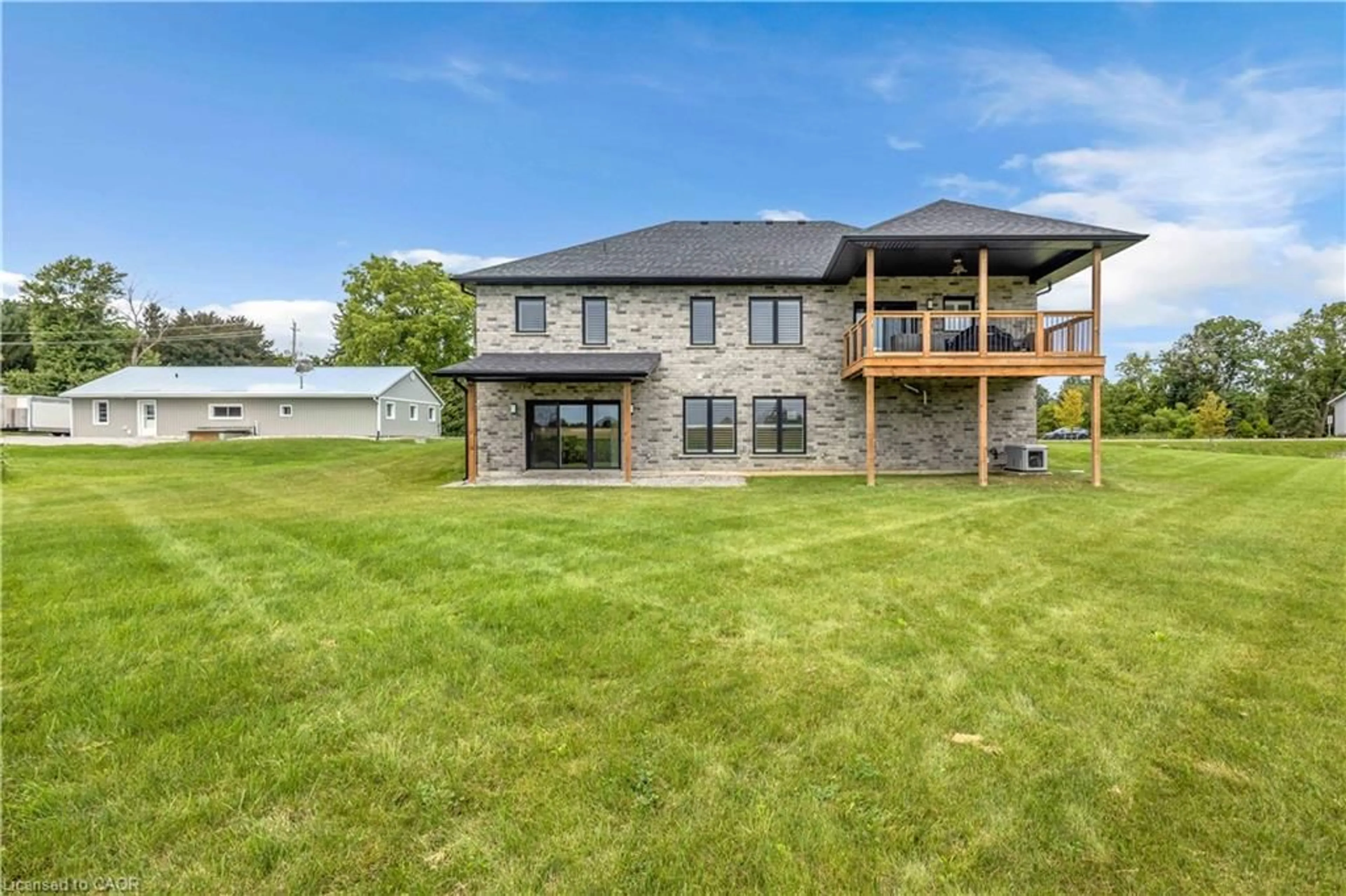 A pic from outside/outdoor area/front of a property/back of a property/a pic from drone, building for 1410 Thompson Rd, Waterford Ontario N0E 1Y0