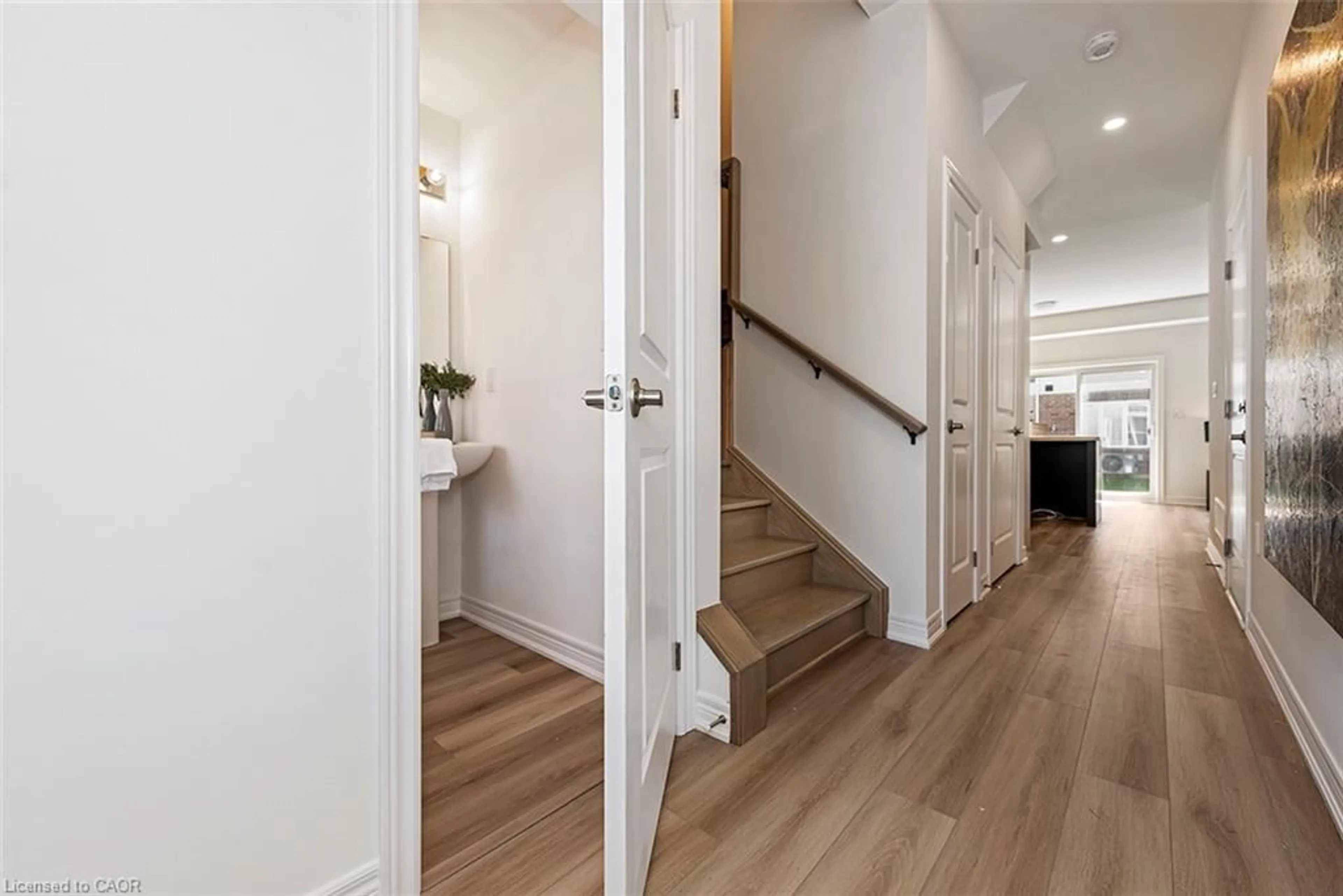 Indoor entryway for 205 Thames Way #29, Mount Hope Ontario L0R 1W0
