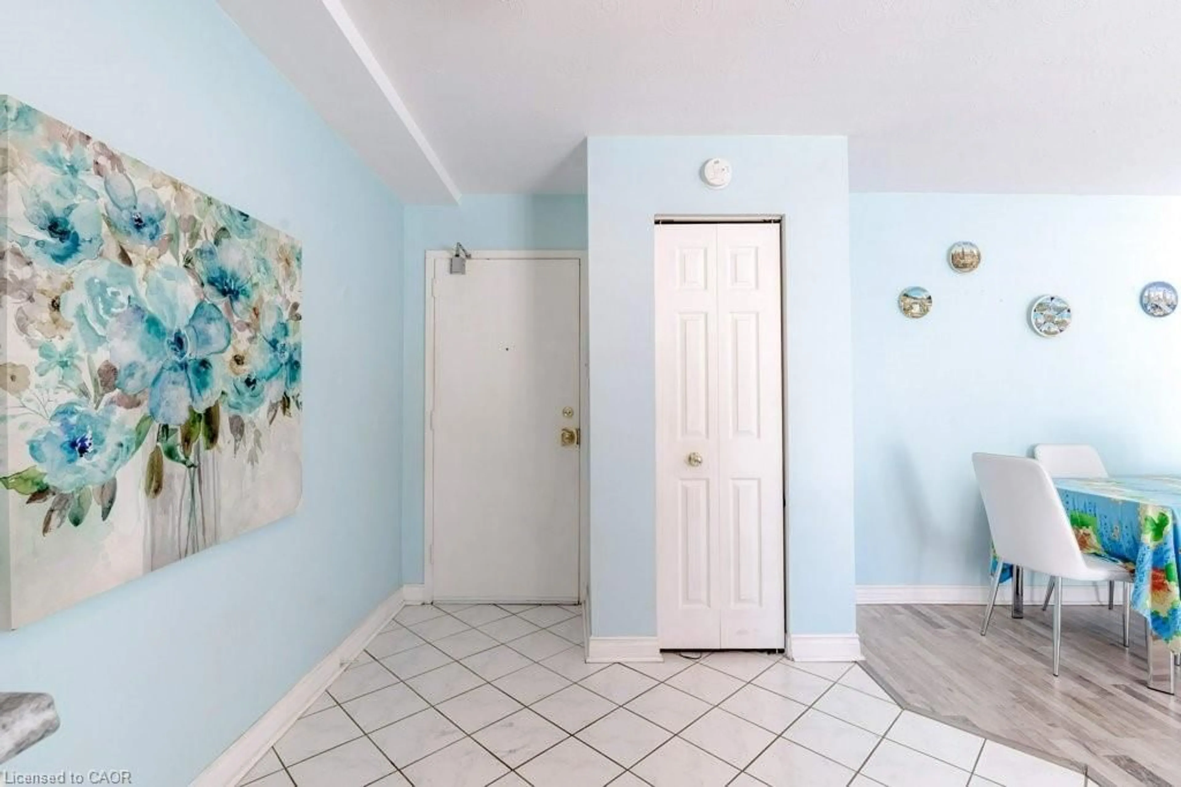 Indoor entryway for 2373 King St #17, Hamilton Ontario L8K 1X9