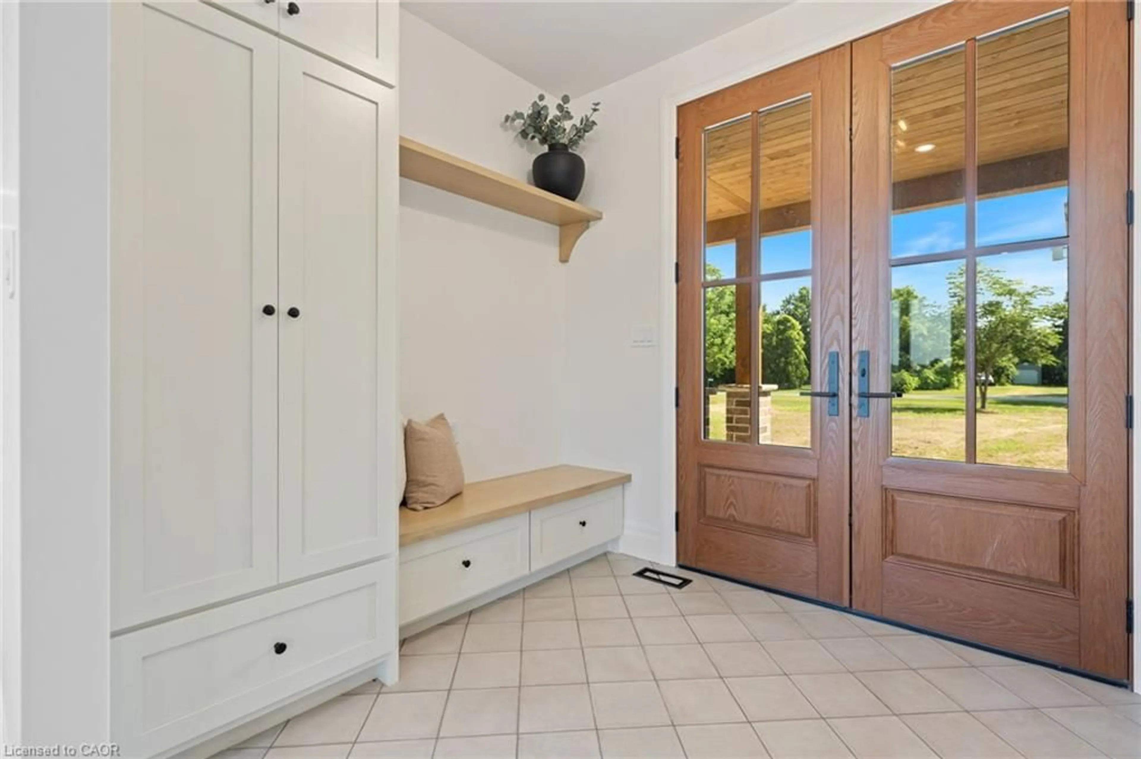 Indoor entryway for 2427 East Quarter Line, Delhi Ontario N4B 2W4