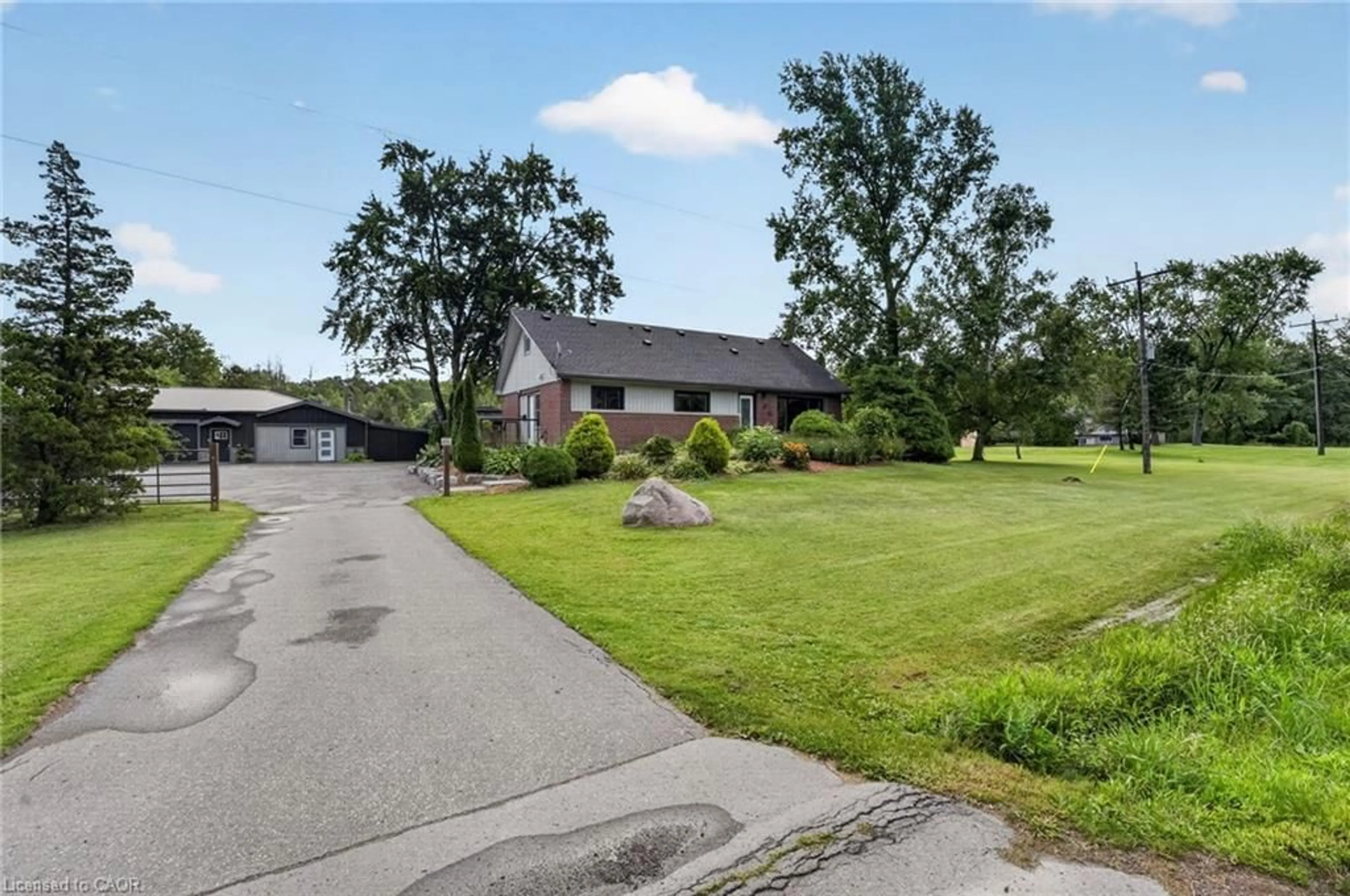 A pic from outside/outdoor area/front of a property/back of a property/a pic from drone, street for 1216 Cataract Rd, Thorold Ontario L3B 5N5
