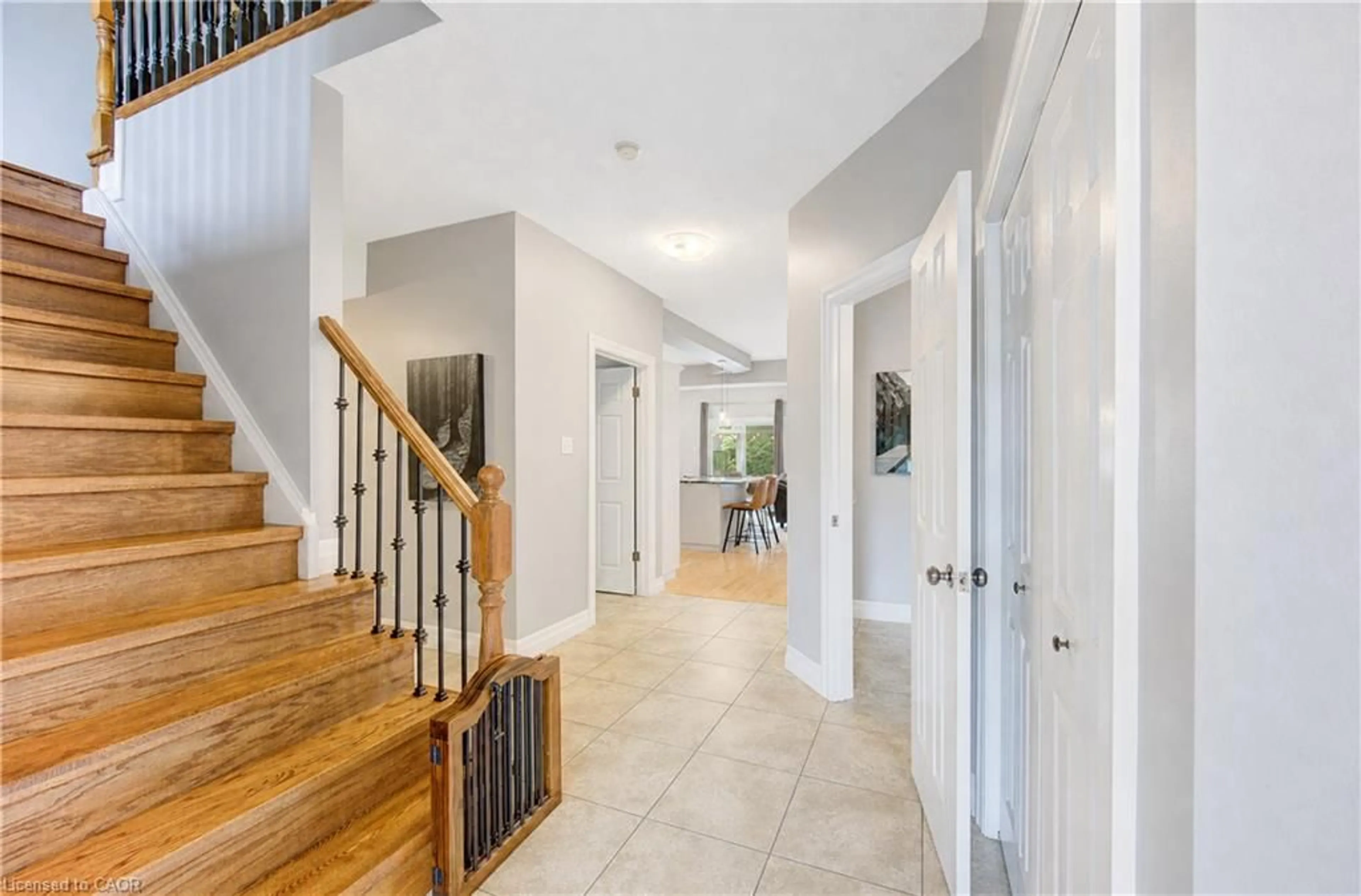 Indoor entryway for 231 Steepleridge St, Kitchener Ontario N2P 2W1
