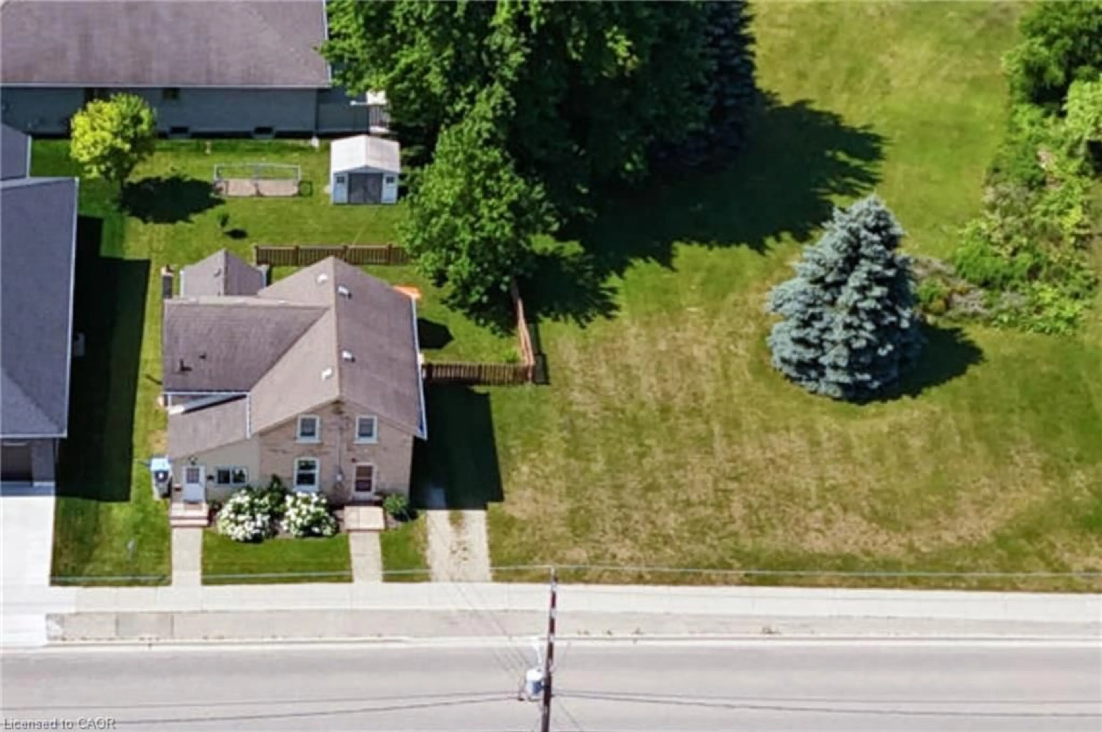 A pic from outside/outdoor area/front of a property/back of a property/a pic from drone, street for 520 Elma St, Listowel Ontario N4W 1W3