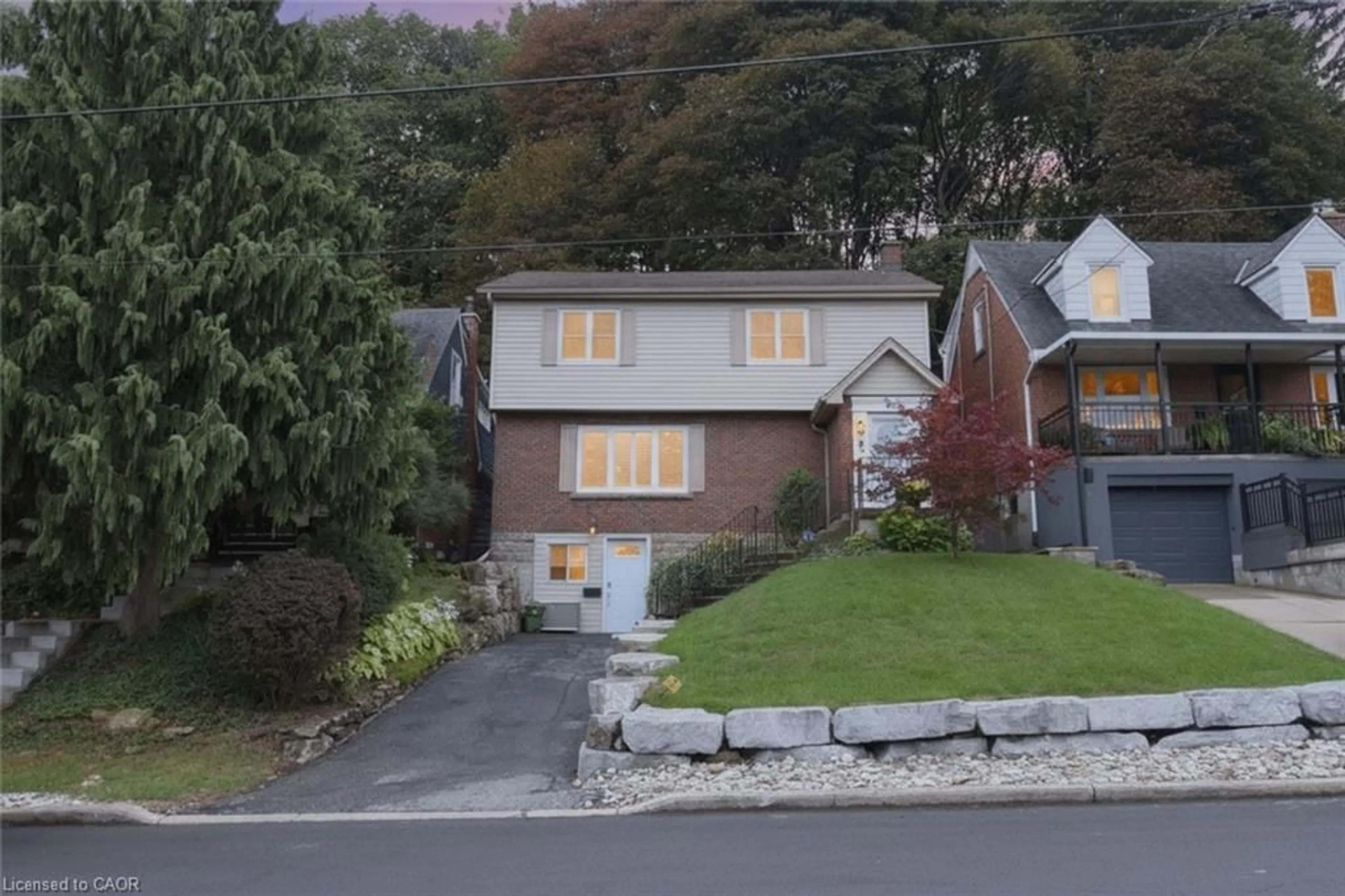 A pic from outside/outdoor area/front of a property/back of a property/a pic from drone, street for 8 Kingsway Dr, Hamilton Ontario L8N 2H2