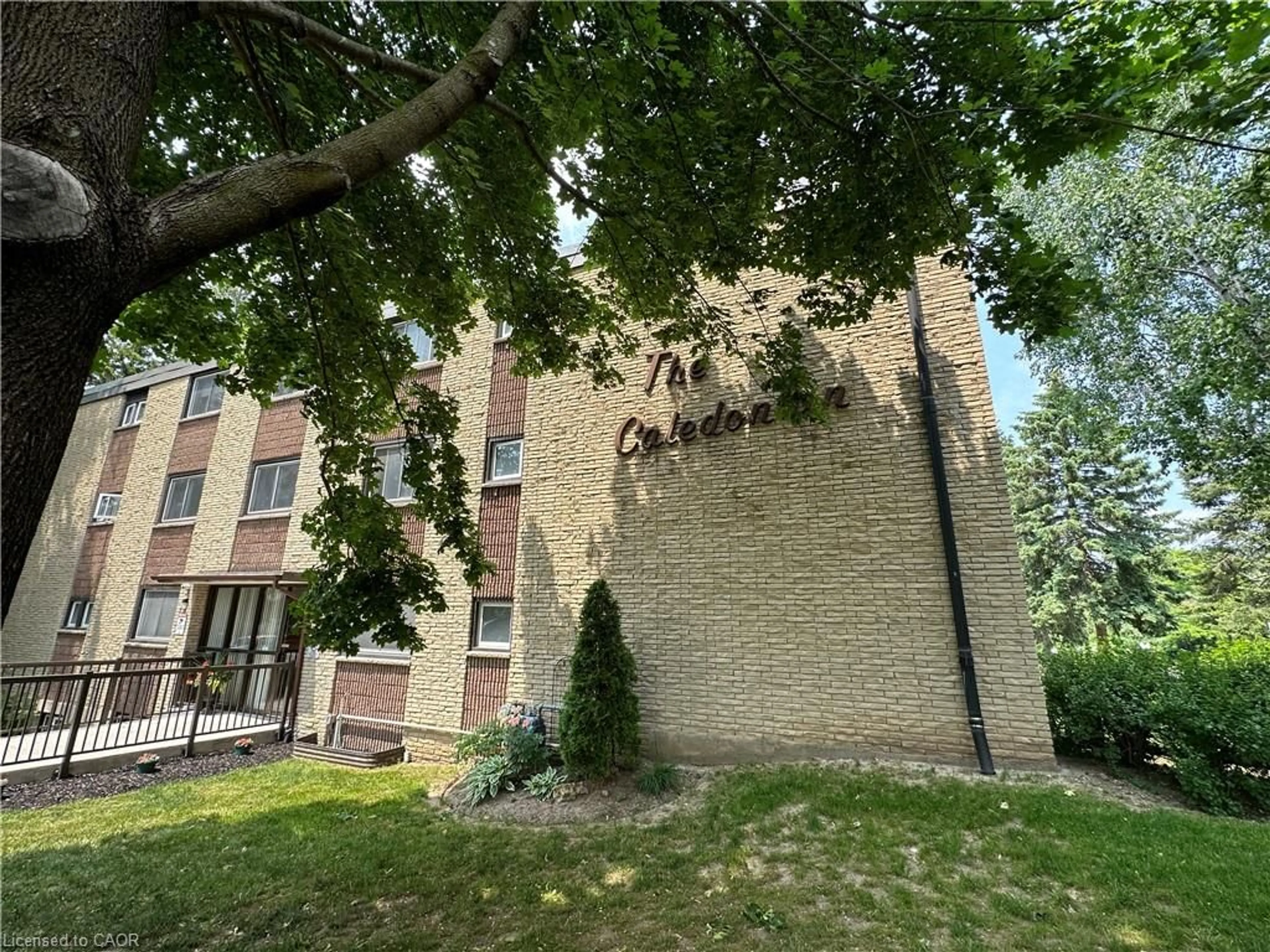 A pic from outside/outdoor area/front of a property/back of a property/a pic from drone, building for 944 Caledonian View #301, Cambridge Ontario N3H 1A5