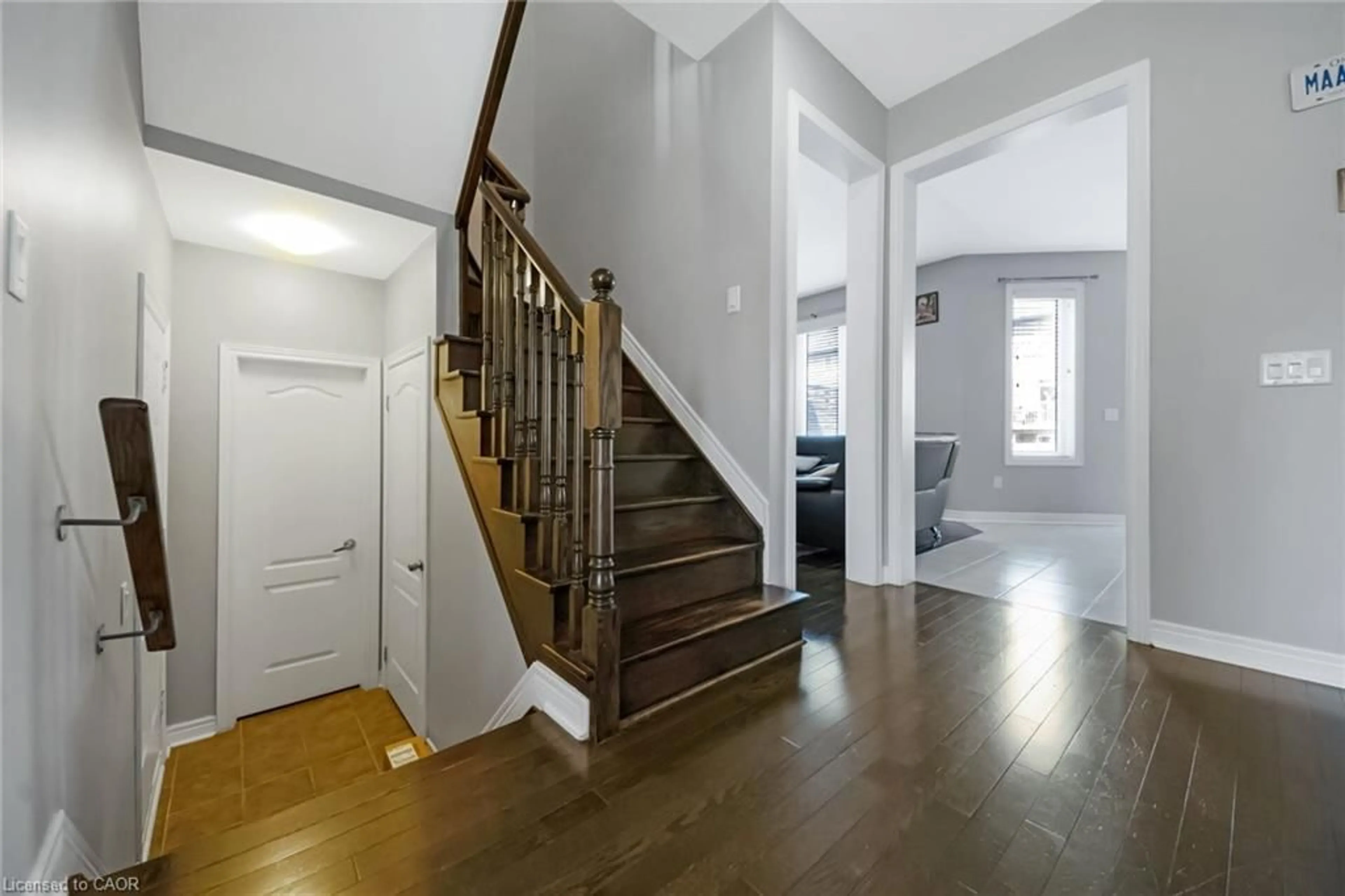 Indoor foyer for 792 Arthur Parker Ave, Oxford Ontario N4T 0G7