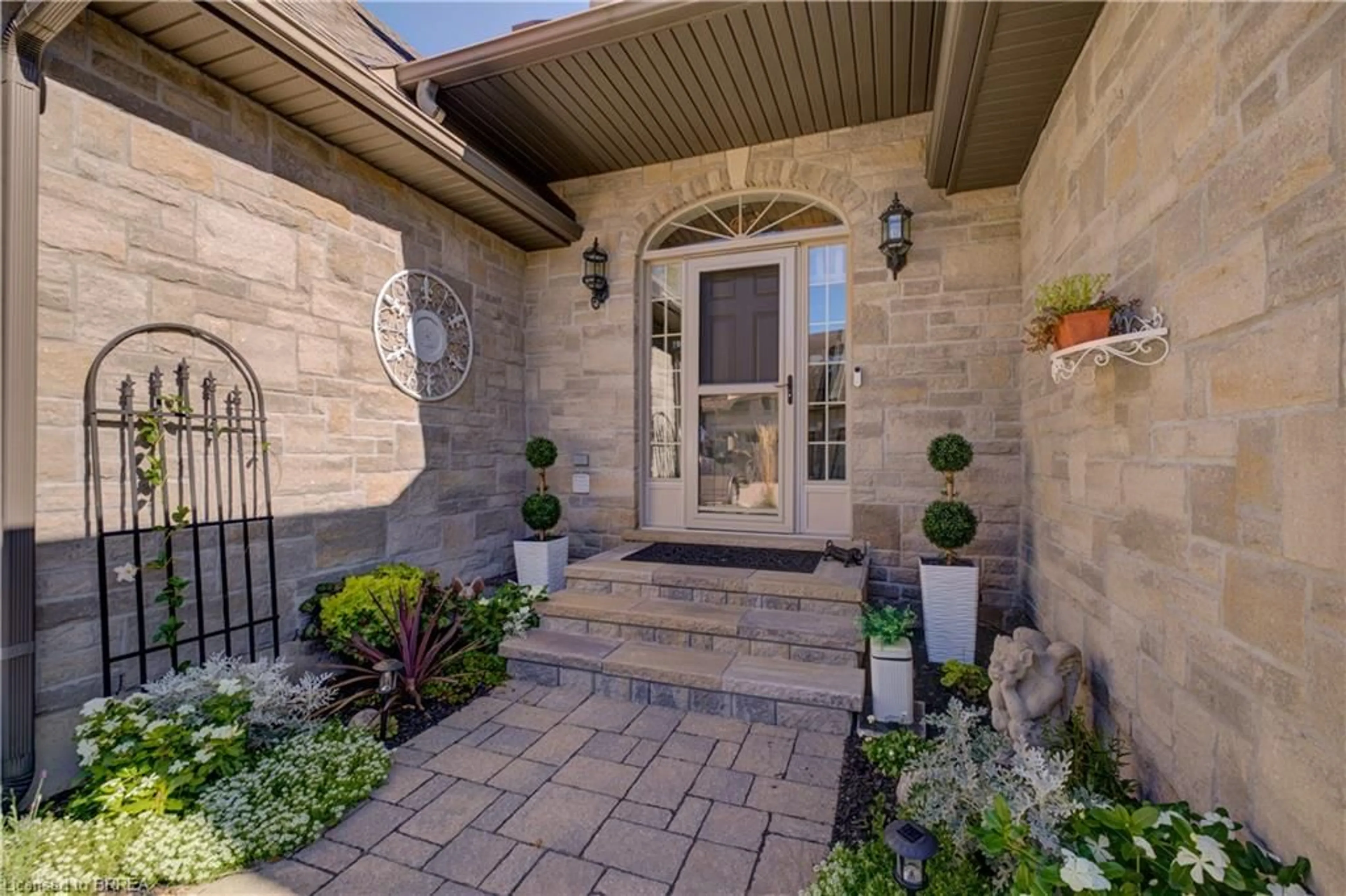 Indoor entryway for 60 Dufferin Ave #9, Brantford Ontario N3T 0J1