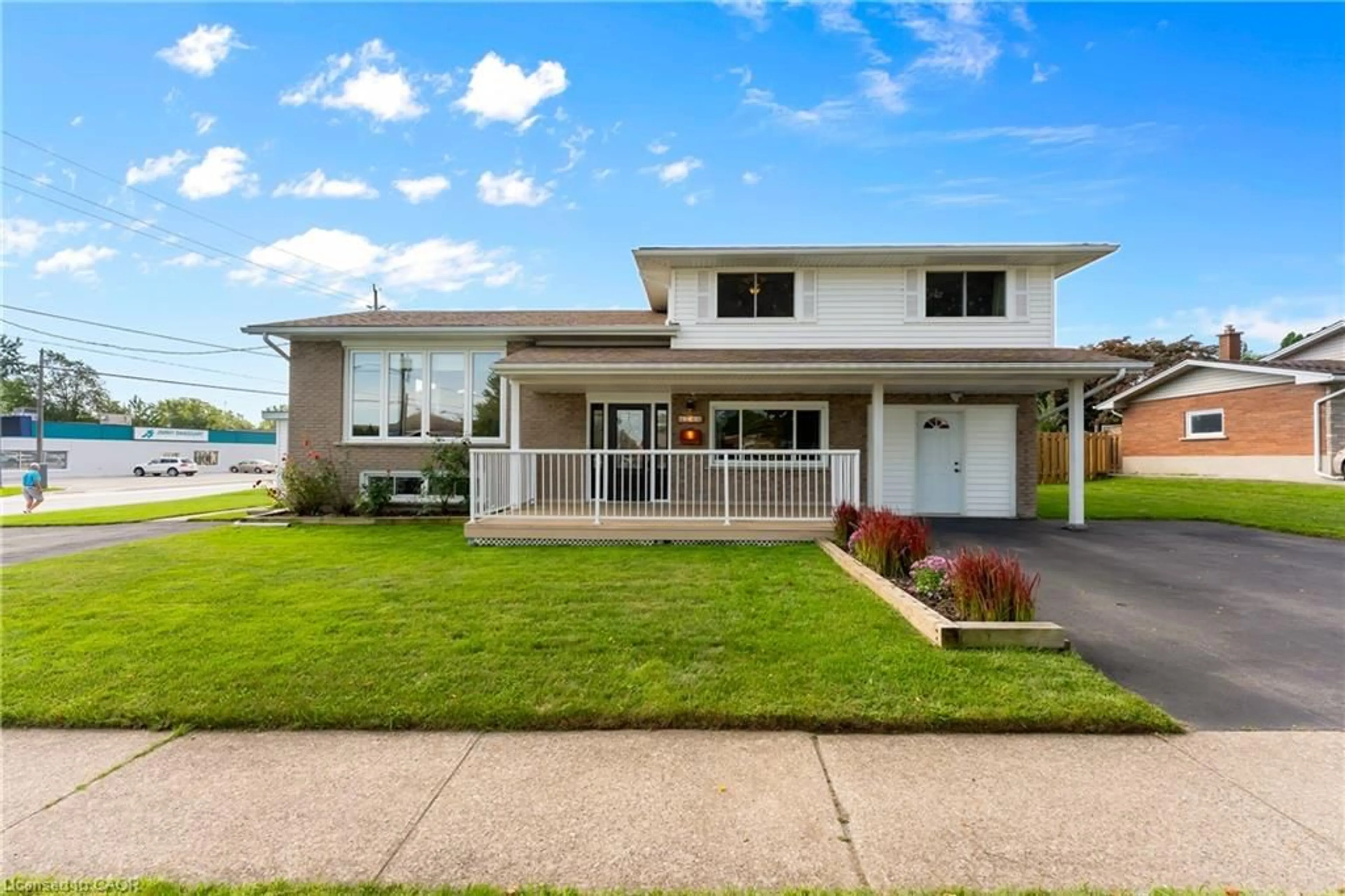 Home with vinyl exterior material, street for 6246 Glengate St, Niagara Falls Ontario L2E 5S3