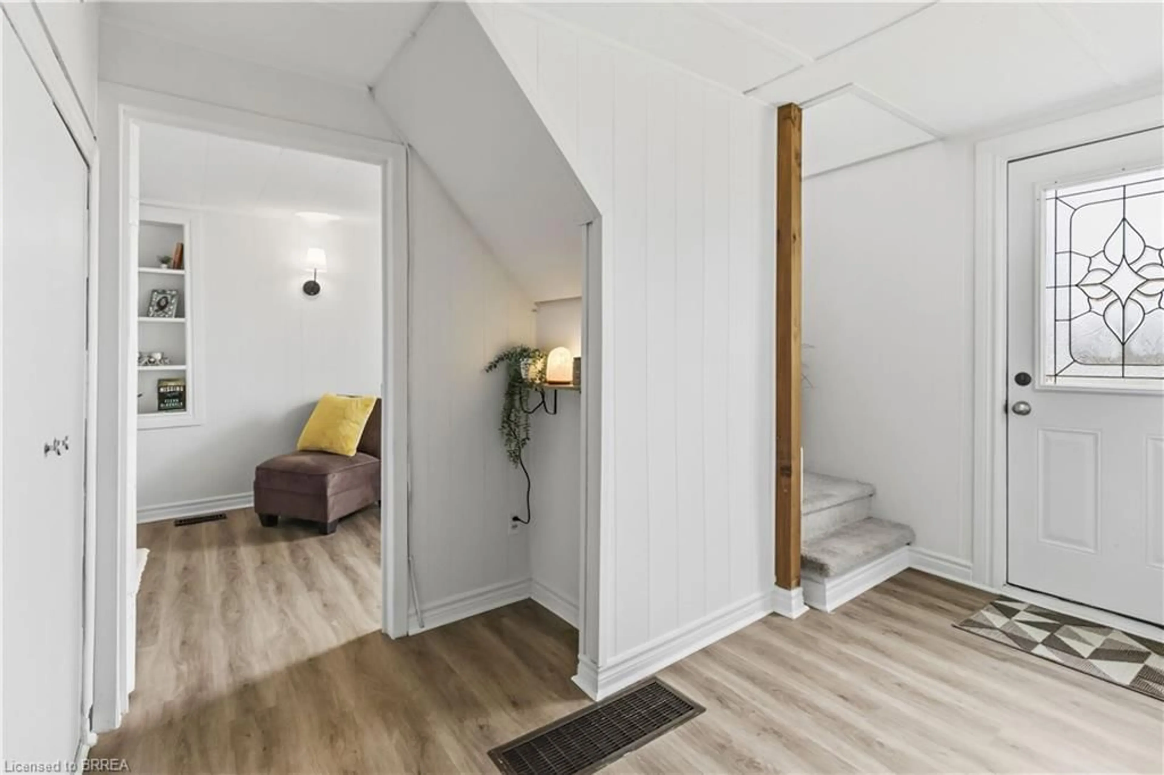 Indoor entryway for 1 Kings Lane, Scotland Ontario N0E 1R0