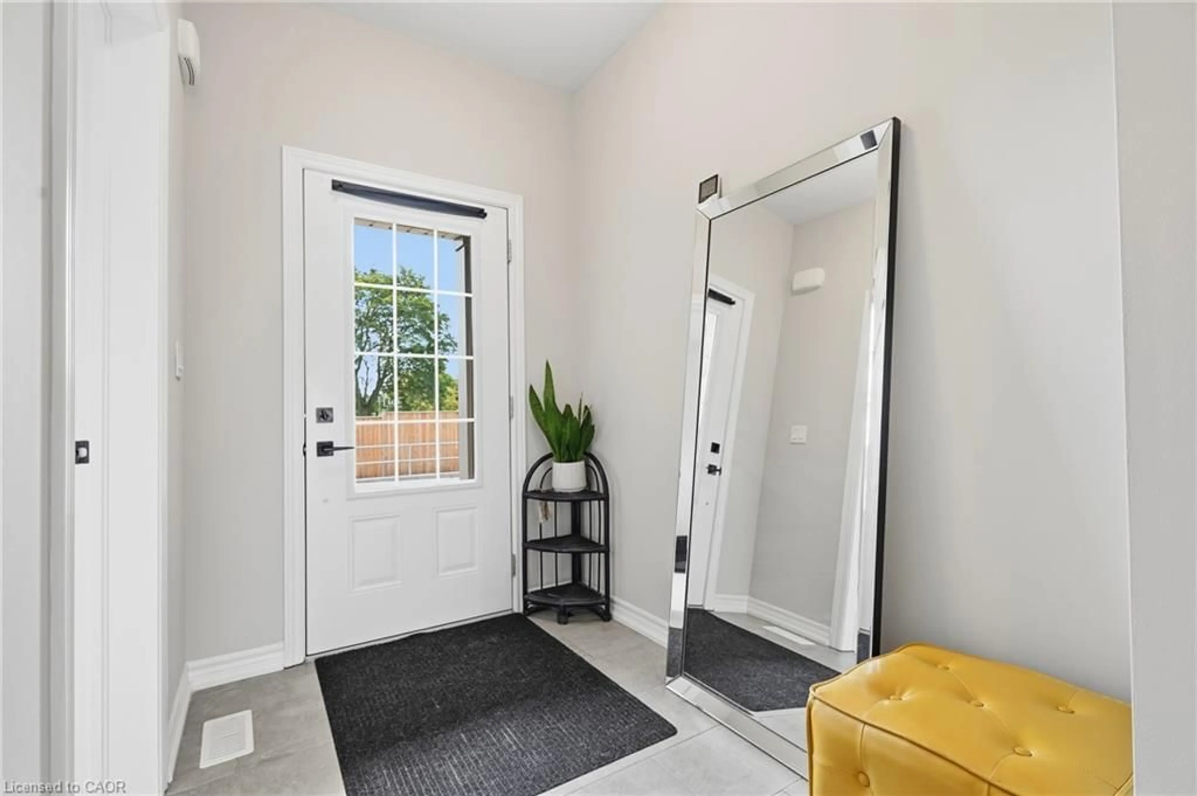 Indoor entryway for 3 Braida Lane, Halton Hills Ontario L7J 0B7