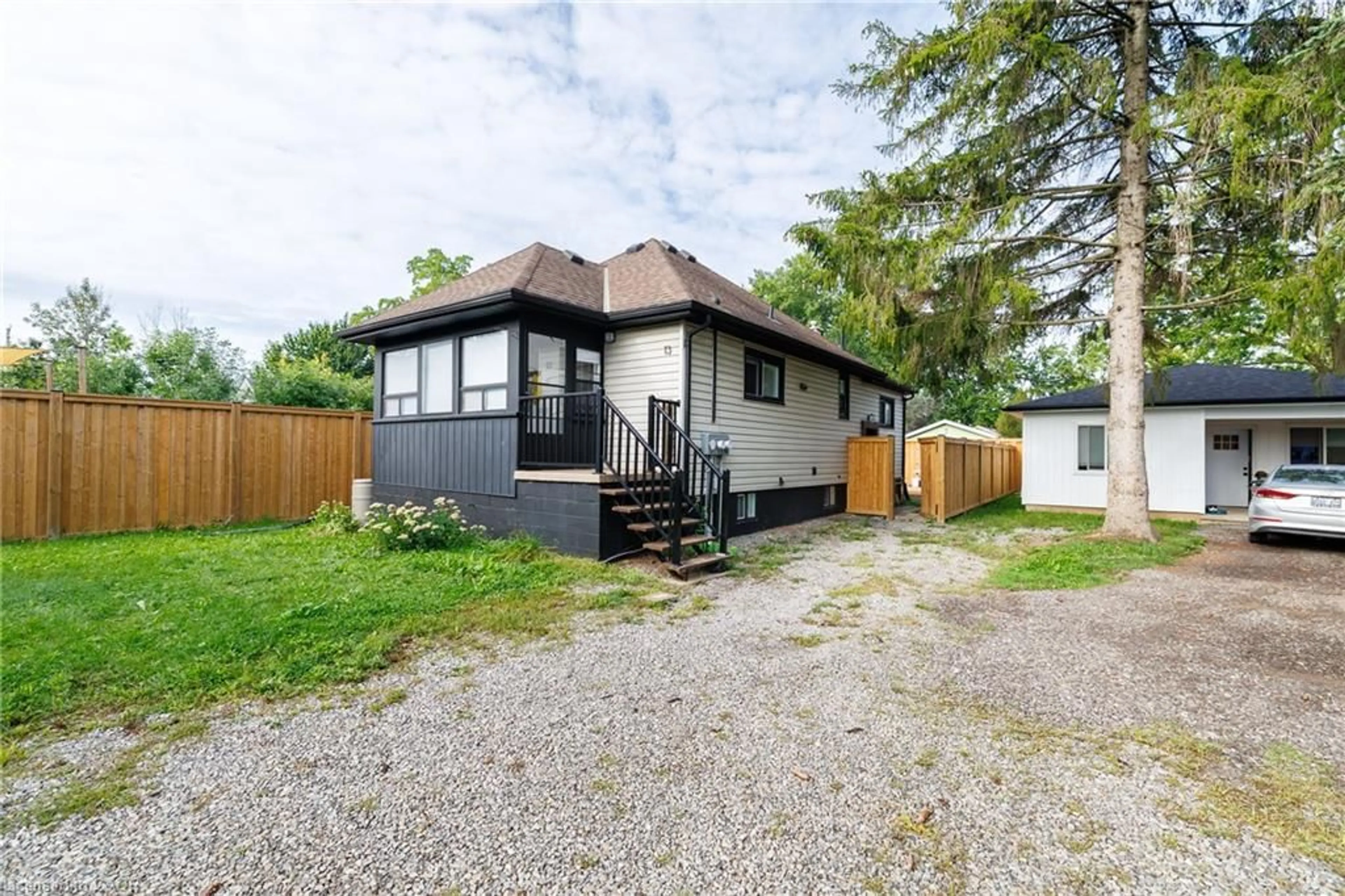 Unknown for 13 & 15 Duncan St, Welland Ontario L3B 2C5