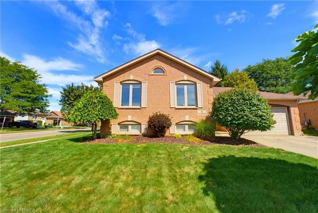 82 Olivetree Rd, Brantford 3