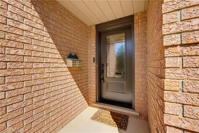 82 Olivetree Rd, Brantford 5