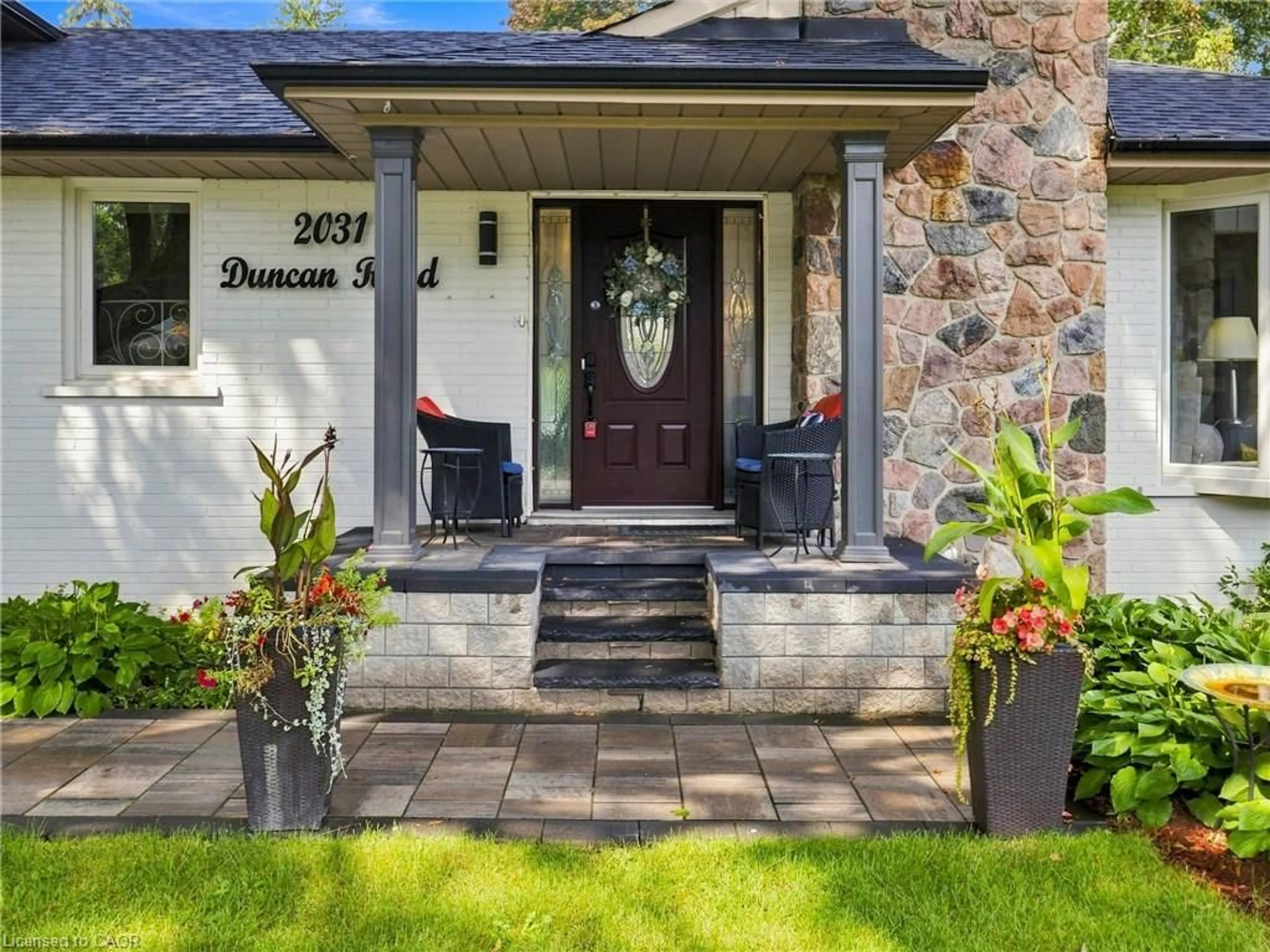 Indoor entryway for 2031 Duncan Rd, Oakville Ontario L6J 2R9