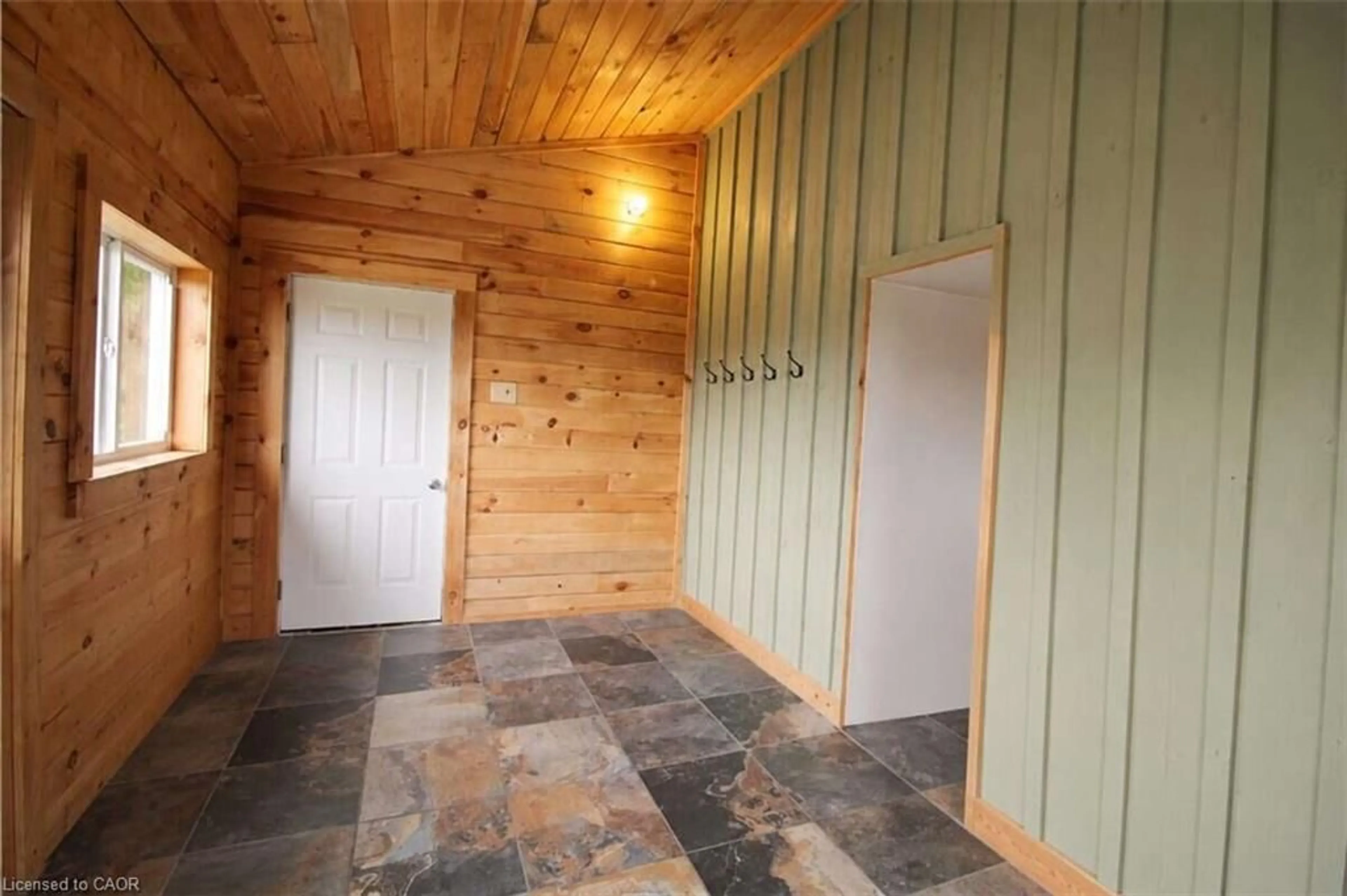 Indoor foyer for 624 Hillhead Rd, Lindsay Ontario K0L 2X0